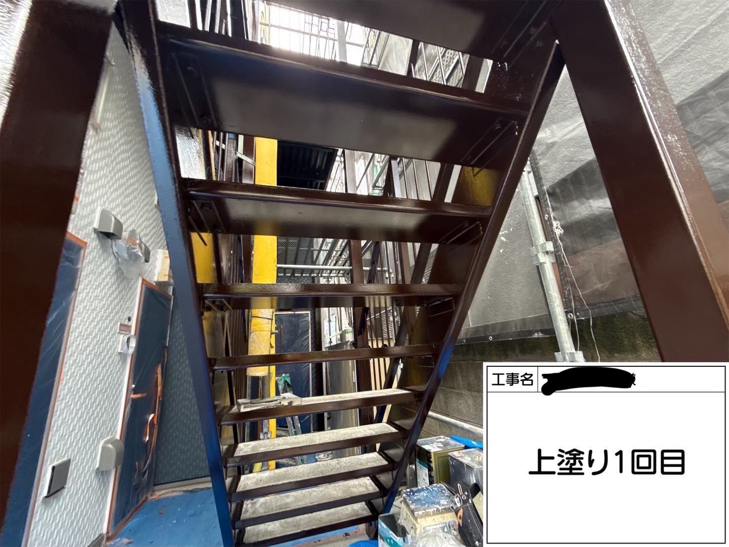横浜市西区の集合住宅で鉄骨階段を再塗装｜セミフロンマイルド15-20B仕上げで耐久性と美観を両立！