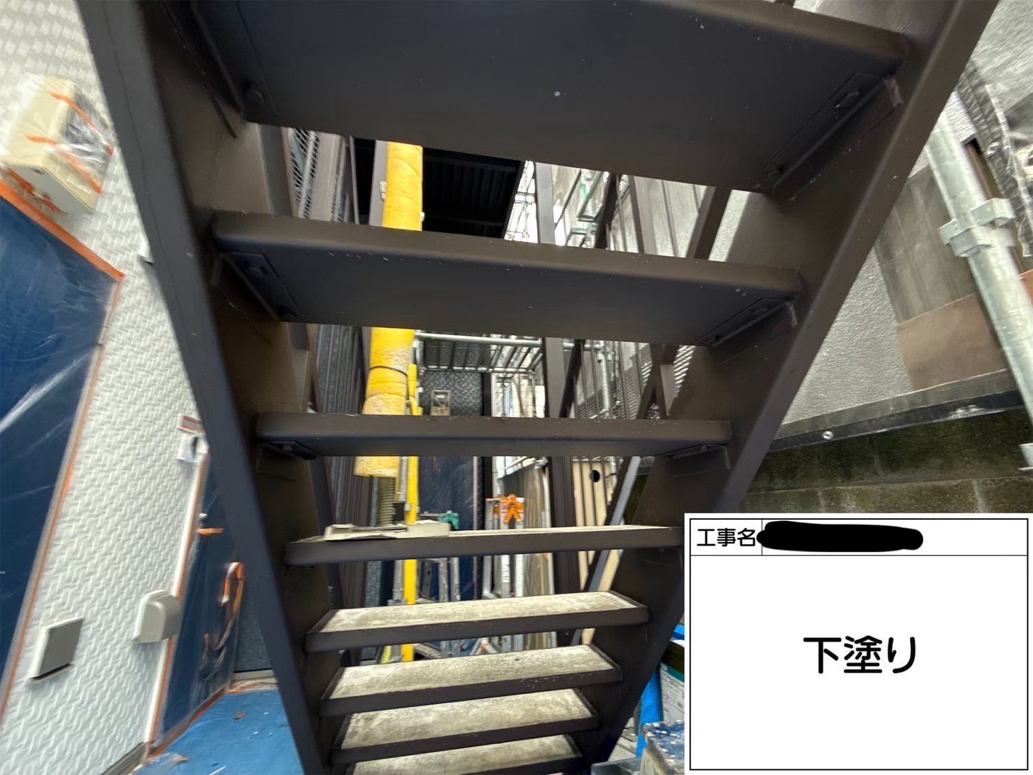 横浜市西区の集合住宅で鉄骨階段を再塗装｜セミフロンマイルド15-20B仕上げで耐久性と美観を両立！