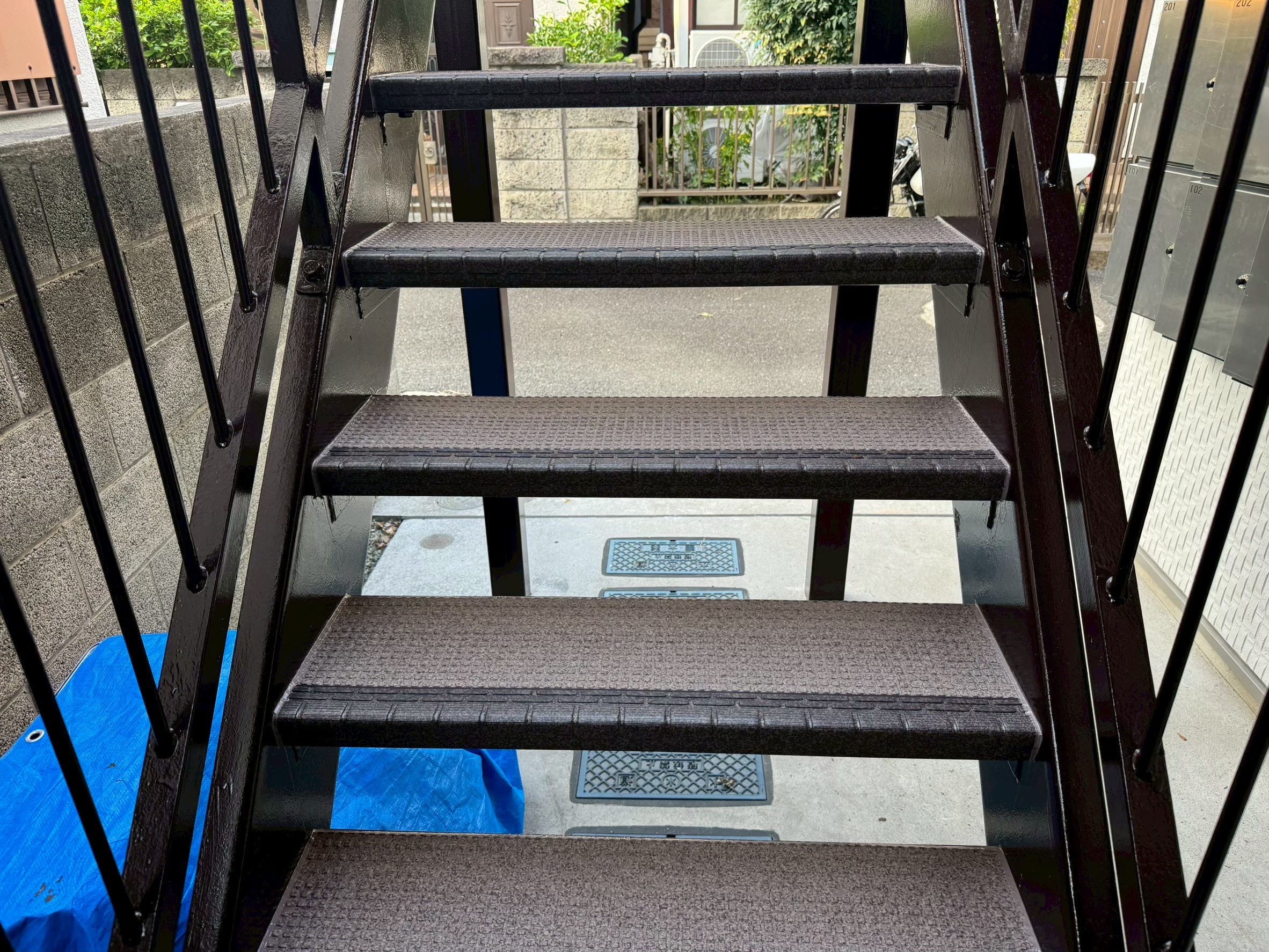 横浜市西区の集合住宅で共用部の長尺シート施工｜タキロン製防滑シートで廊下と階段を安全・美観アップ👌
