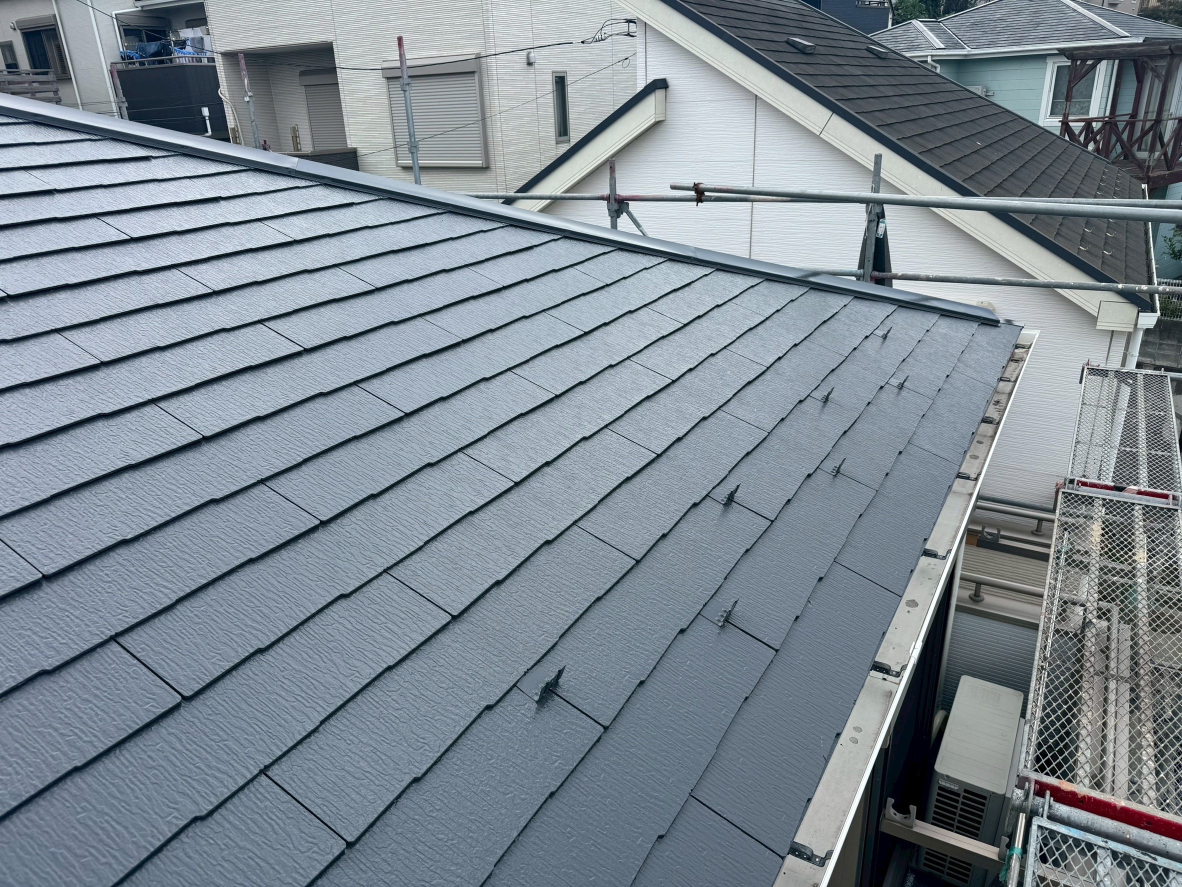 横浜市西区の戸建て住宅｜屋根塗装完了検査を実施！RSルーフSi（カーボングレー）＋縁切り作業で長寿命化🏠