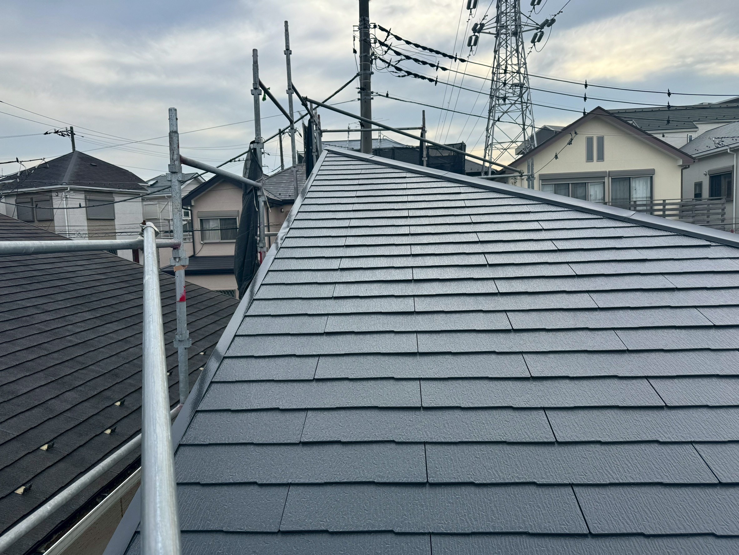 横浜市西区の戸建て住宅｜屋根塗装完了検査を実施！RSルーフSi（カーボングレー）＋縁切り作業で長寿命化🏠