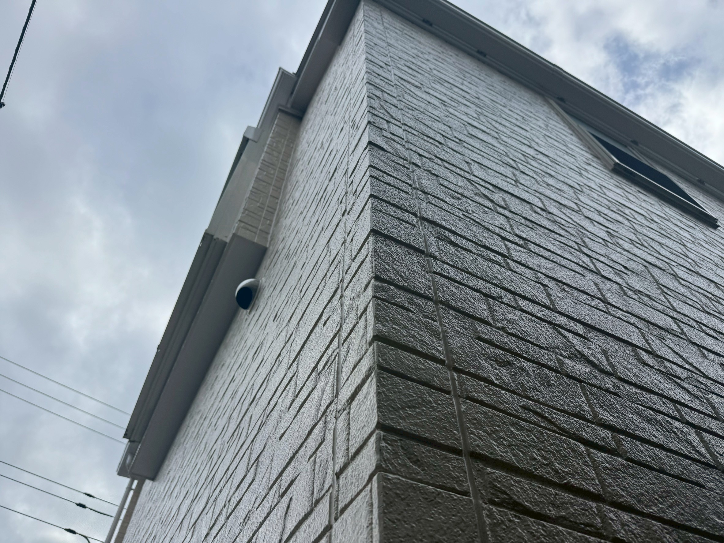 横浜市旭区｜外壁・屋根塗装から1年目の定期点検！ダイナミックトップKP-127＆ダイナミックルーフの艶がそのまま💡