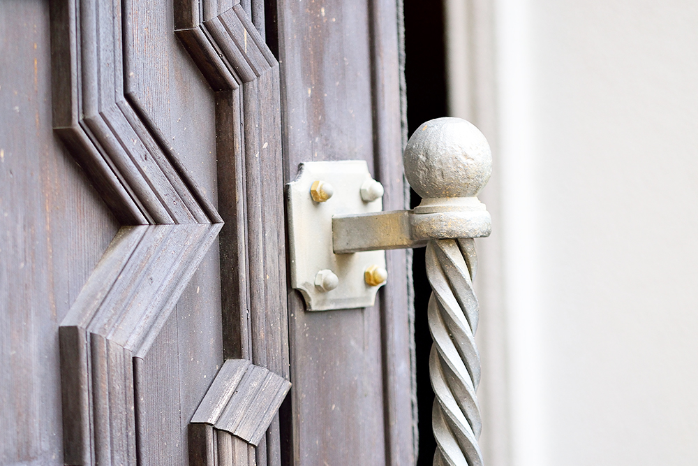 玄関ドアノブの塗装剥げは補修できる？交換vs塗装の費用比較とDIYの注意点