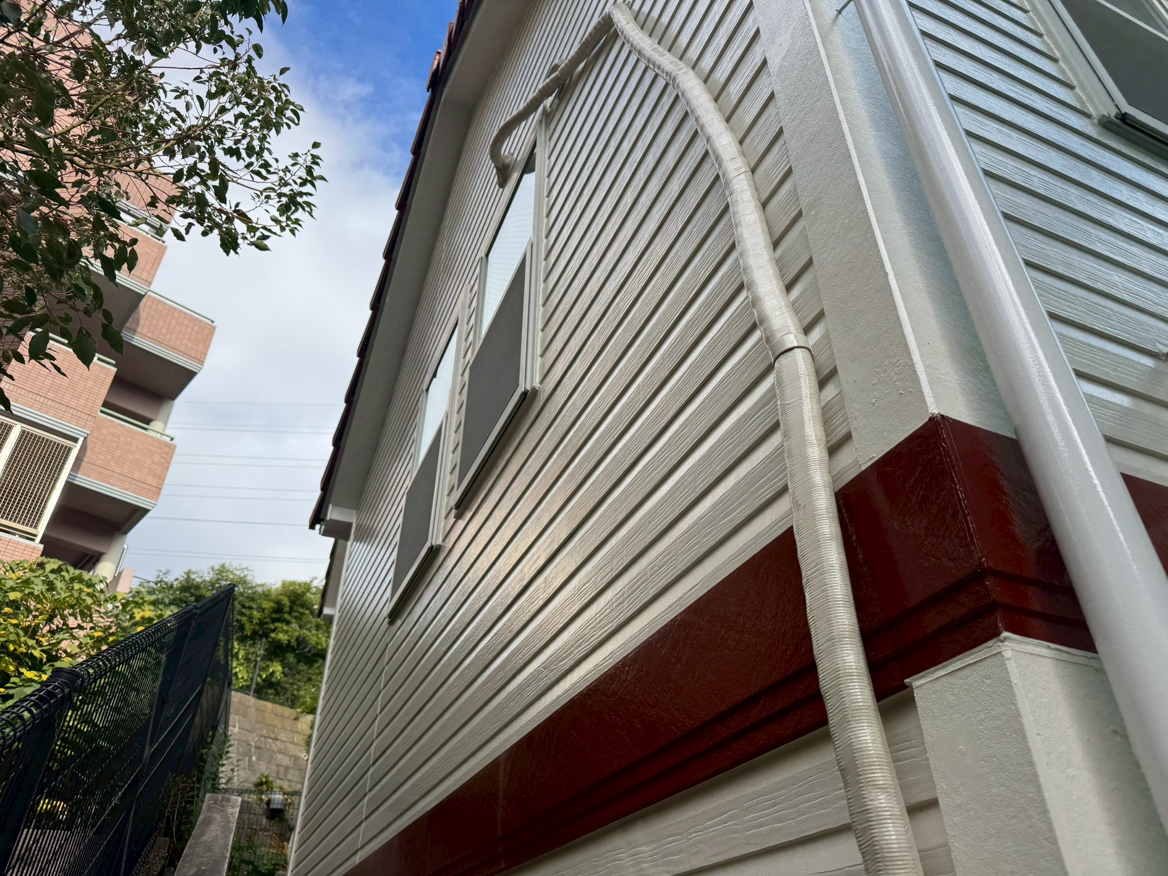 【横浜市磯子区】外壁プレミアム無機×屋根マイティーシリコン｜一年点検でわかる“本当に長持ちする塗装”と冬の劣化チェックポイント