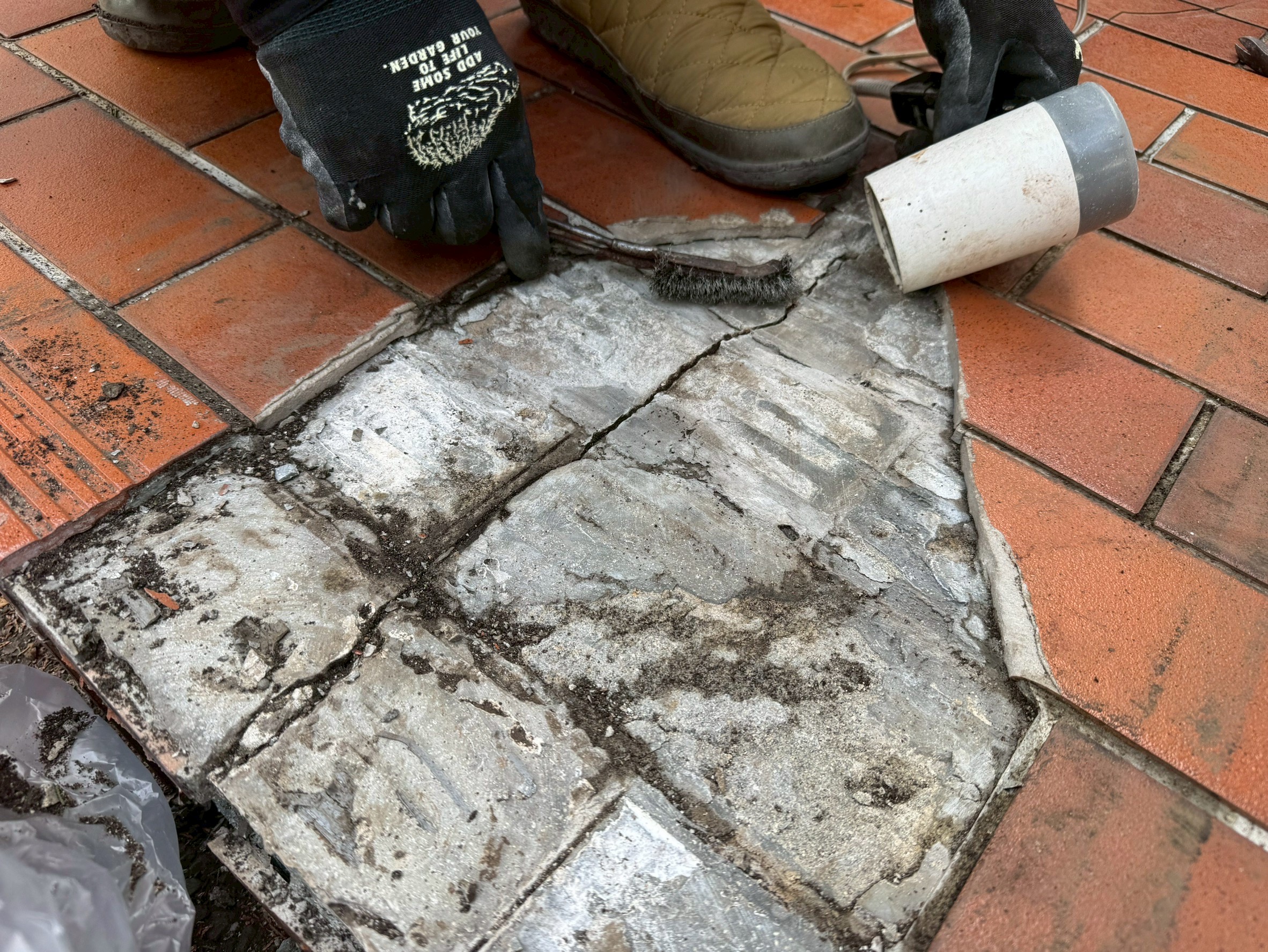 【横浜市鶴見区】玄関タイルのひび割れ・欠けを部分補修｜壊さず直すタイルリペア施工