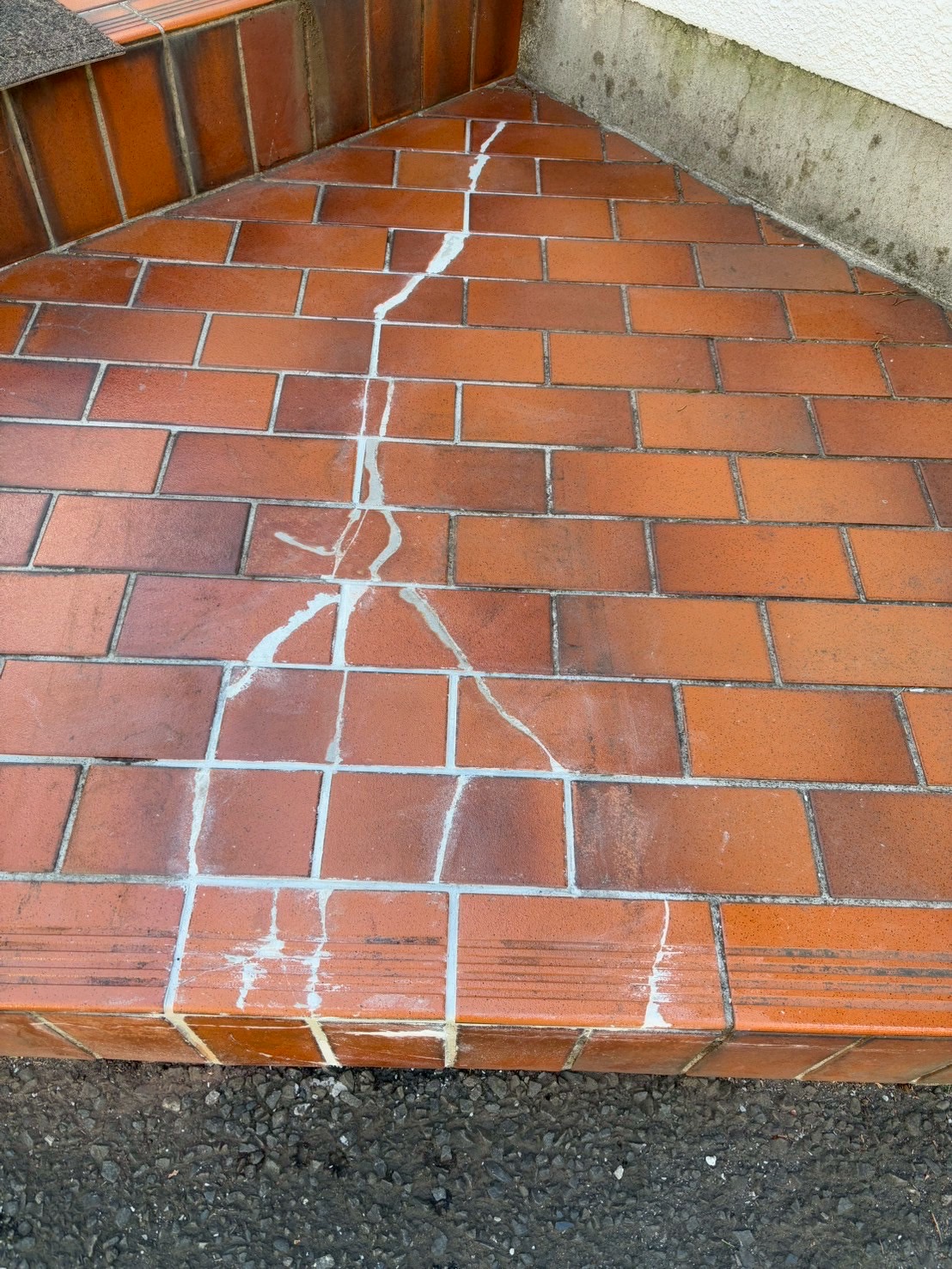 【横浜市鶴見区】玄関タイルのひび割れ・欠けを部分補修｜壊さず直すタイルリペア施工