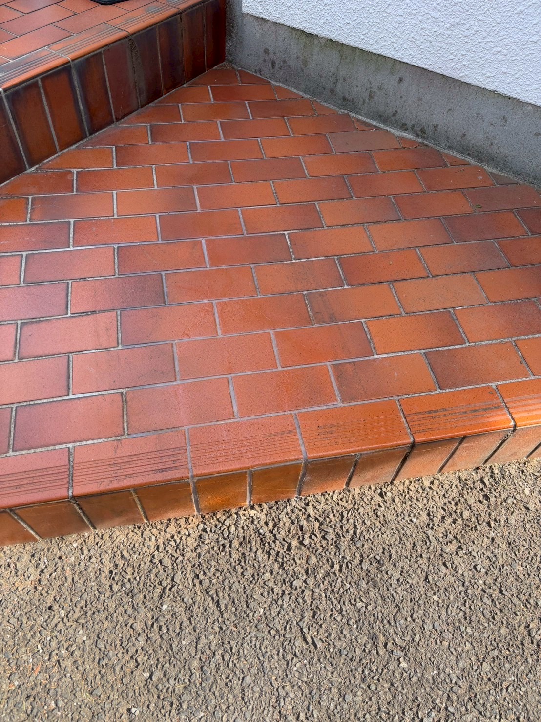 【横浜市鶴見区】玄関タイルのひび割れ・欠けを部分補修｜壊さず直すタイルリペア施工