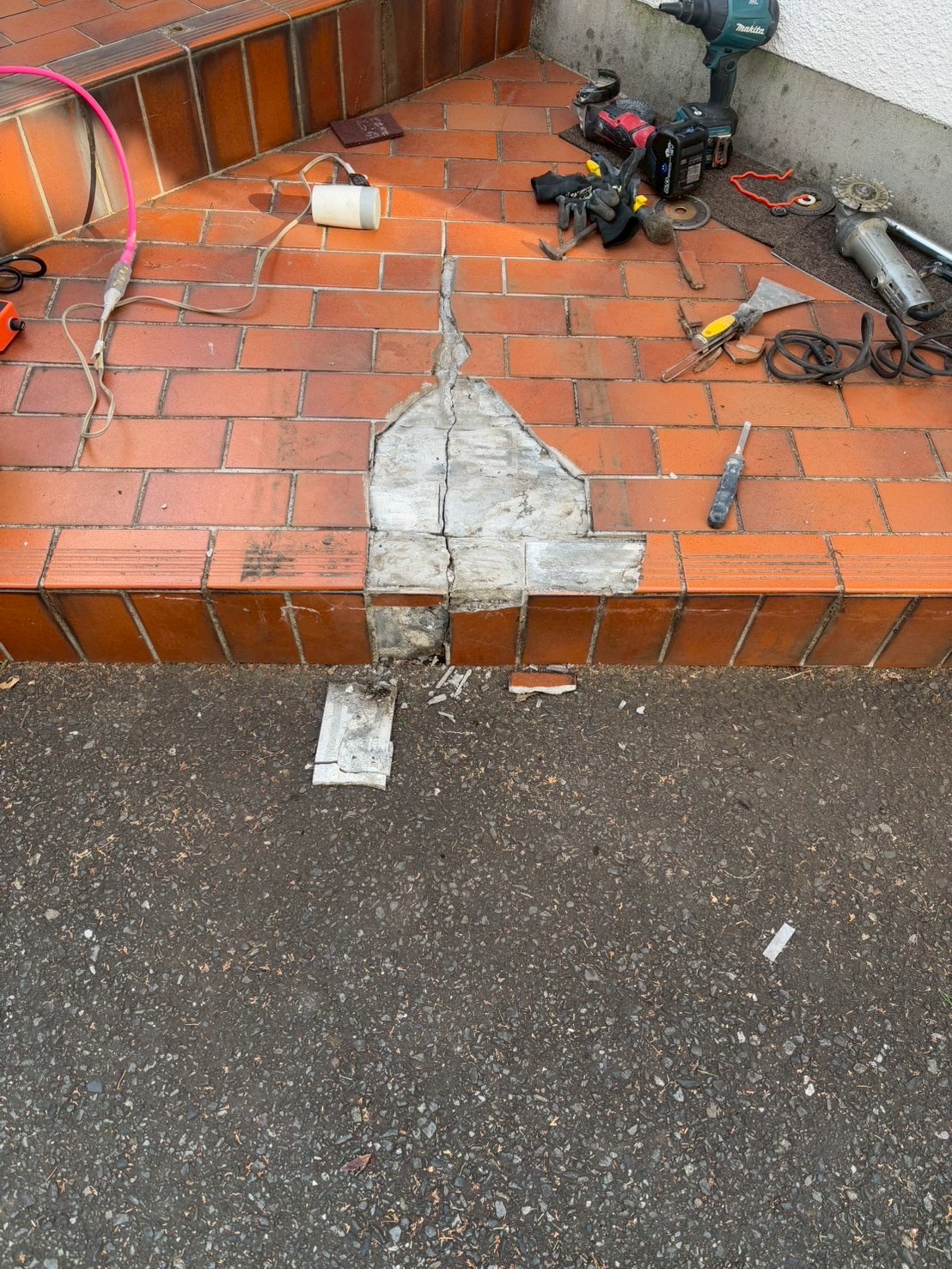 【横浜市鶴見区】玄関タイルのひび割れ・欠けを部分補修｜壊さず直すタイルリペア施工