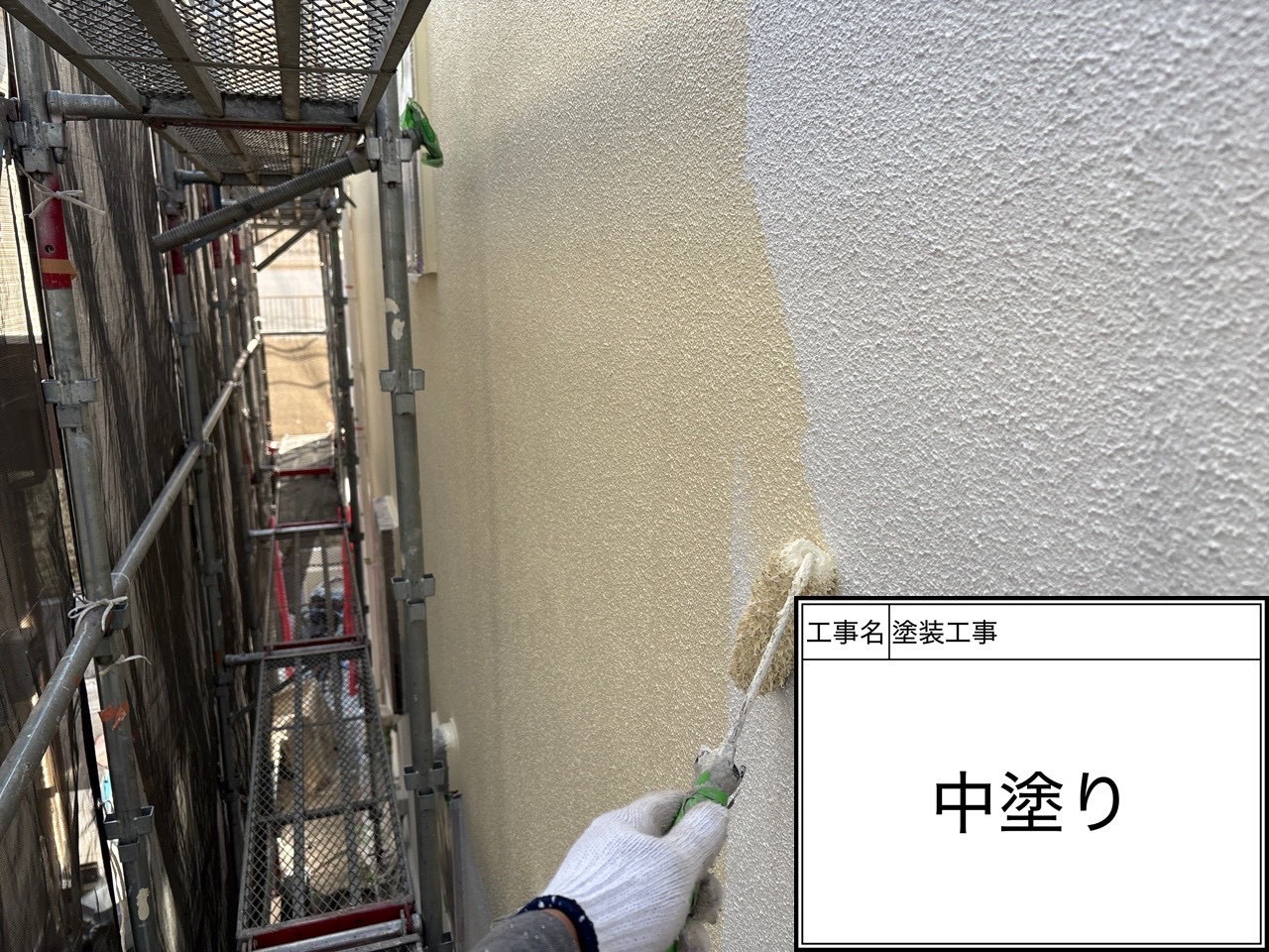 【横浜市磯子区｜外壁中塗り3回目】工程数を省かない塗装が耐久性を左右します☀️