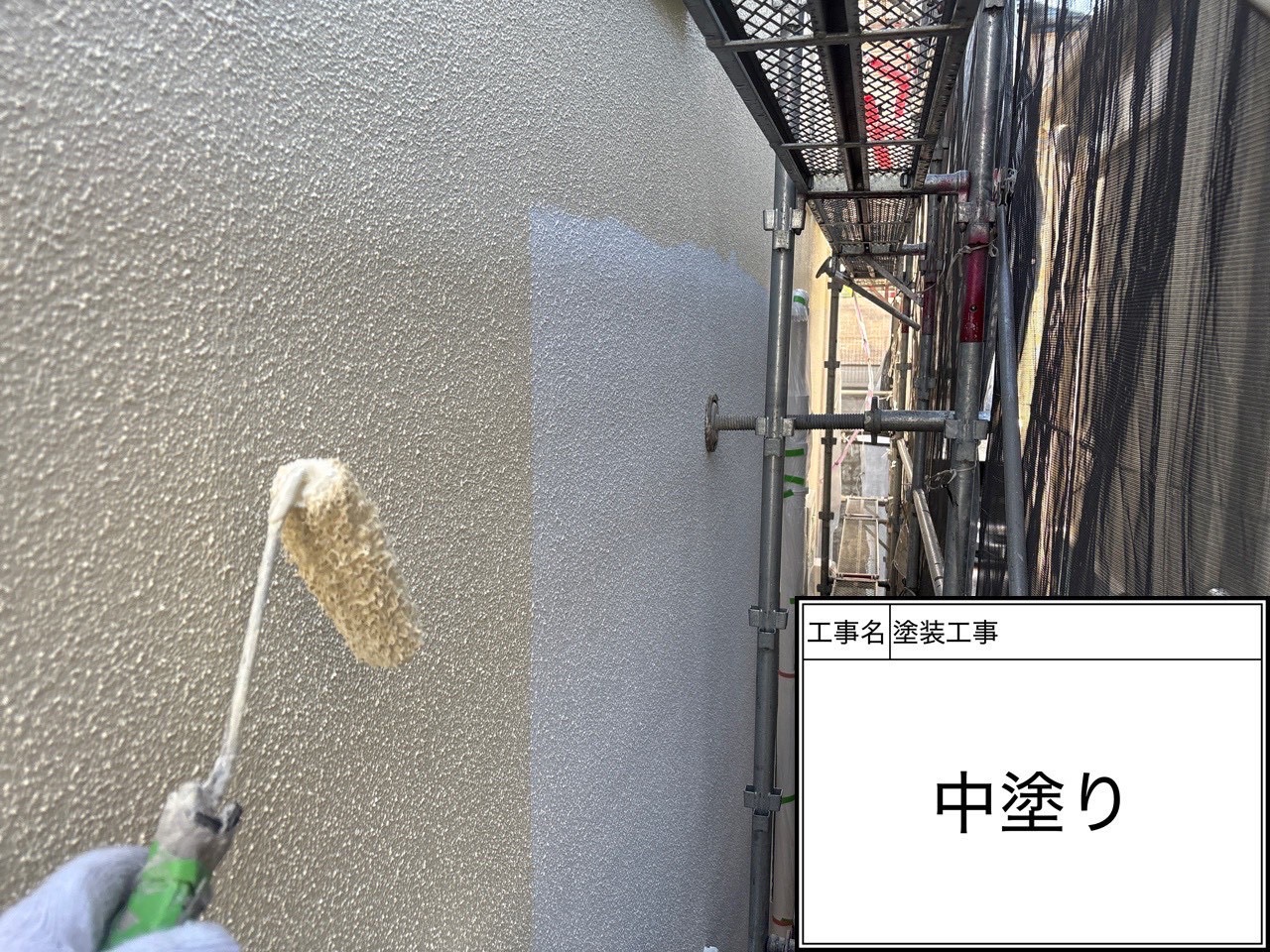 【横浜市磯子区｜外壁中塗り3回目】工程数を省かない塗装が耐久性を左右します☀️