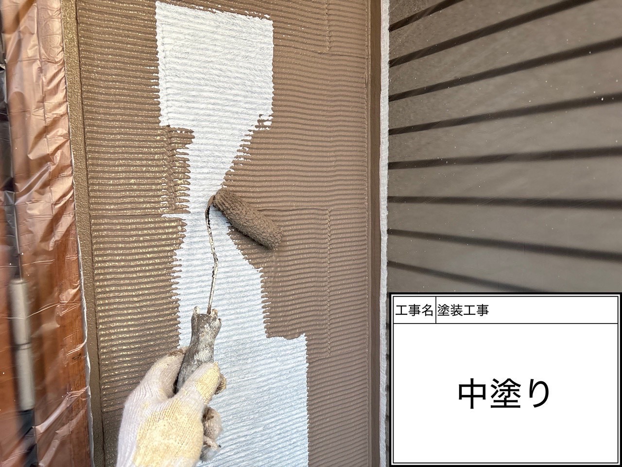 【横浜市磯子区｜外壁中塗り3回目】工程数を省かない塗装が耐久性を左右します☀️