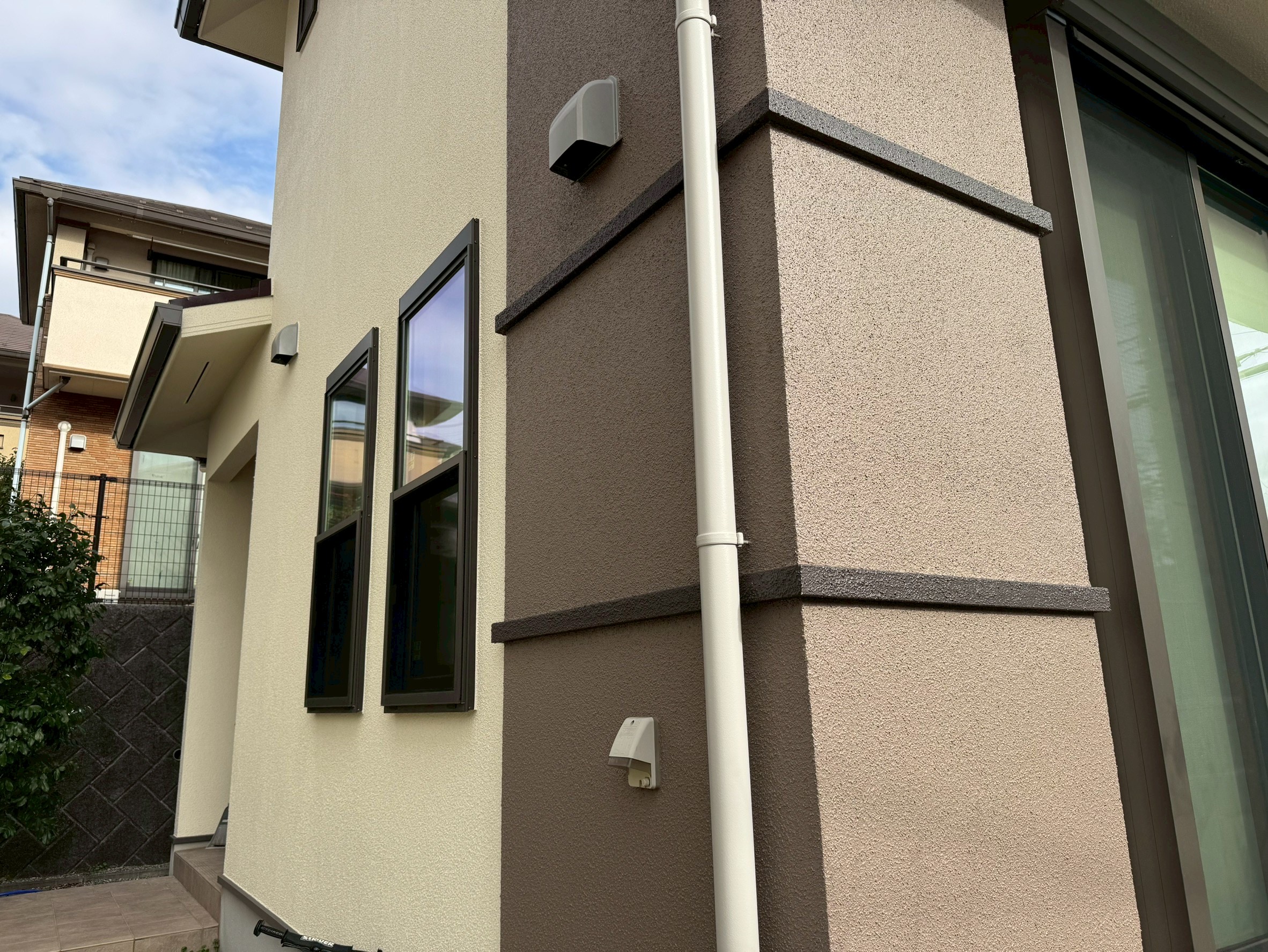 【川崎市麻生区｜一年点検】SPパワーサーモF〈ボルドーレッド〉×スーパーセランフレックス〈NTR-02／JPN-05／STL-06〉施工後の状態を職人が本音で解説🧑‍🏫