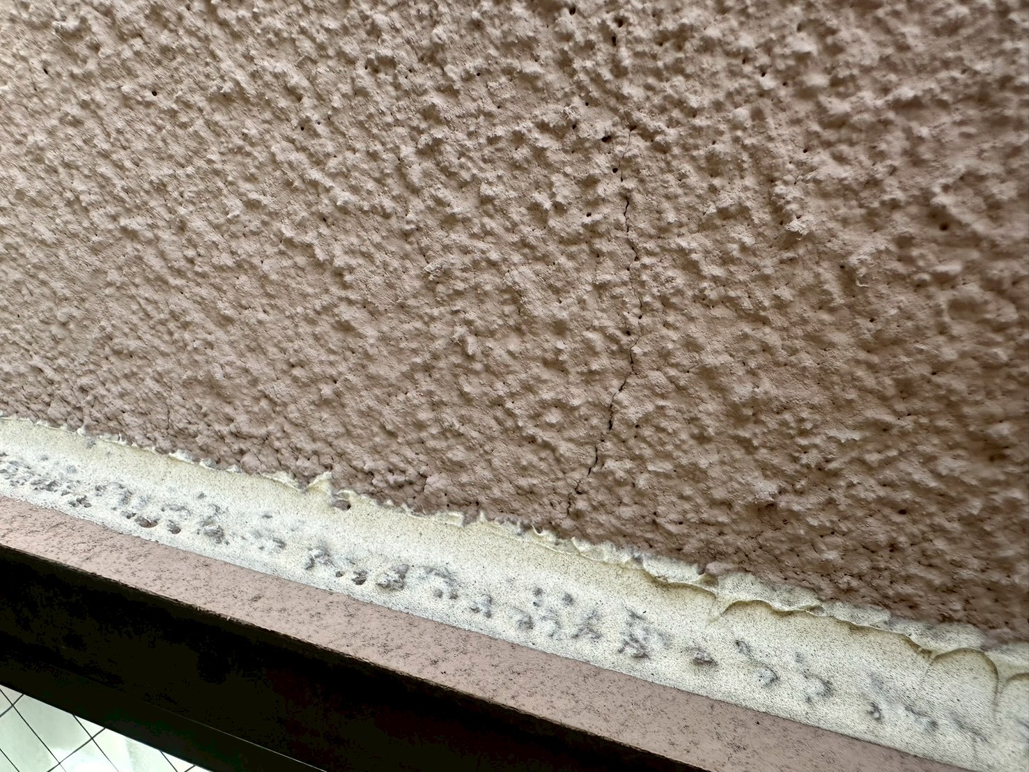 【東京都内｜雨漏れ調査事例】ヘアクラックが原因？シーリングで止まらない雨漏れを防水塗装で解決した判断記録☔️