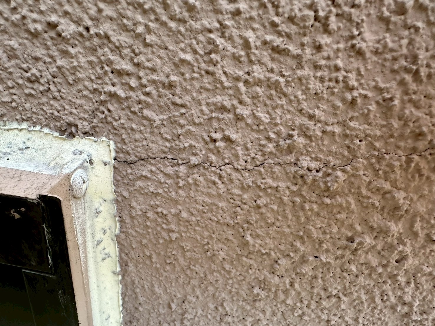 【東京都内｜雨漏れ調査事例】ヘアクラックが原因？シーリングで止まらない雨漏れを防水塗装で解決した判断記録☔️