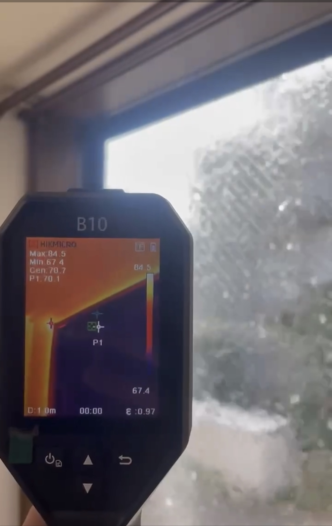 【東京都内｜雨漏れ調査事例】ヘアクラックが原因？シーリングで止まらない雨漏れを防水塗装で解決した判断記録☔️