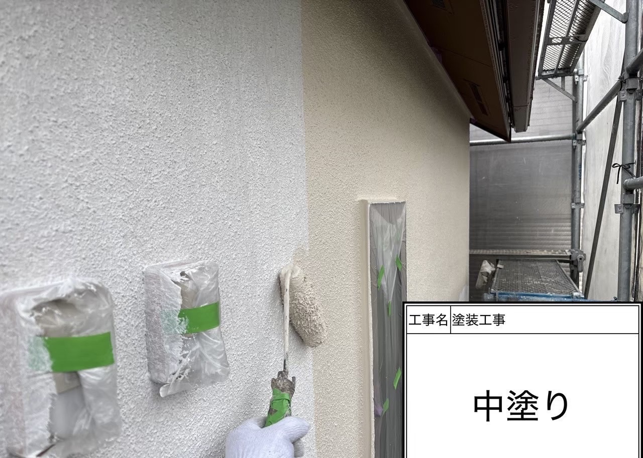 横浜市緑区｜外壁の中塗り（上塗り1回目）は“仕上げの精度”で塗る｜ダイナミックトップ艶消しKP-127🐳