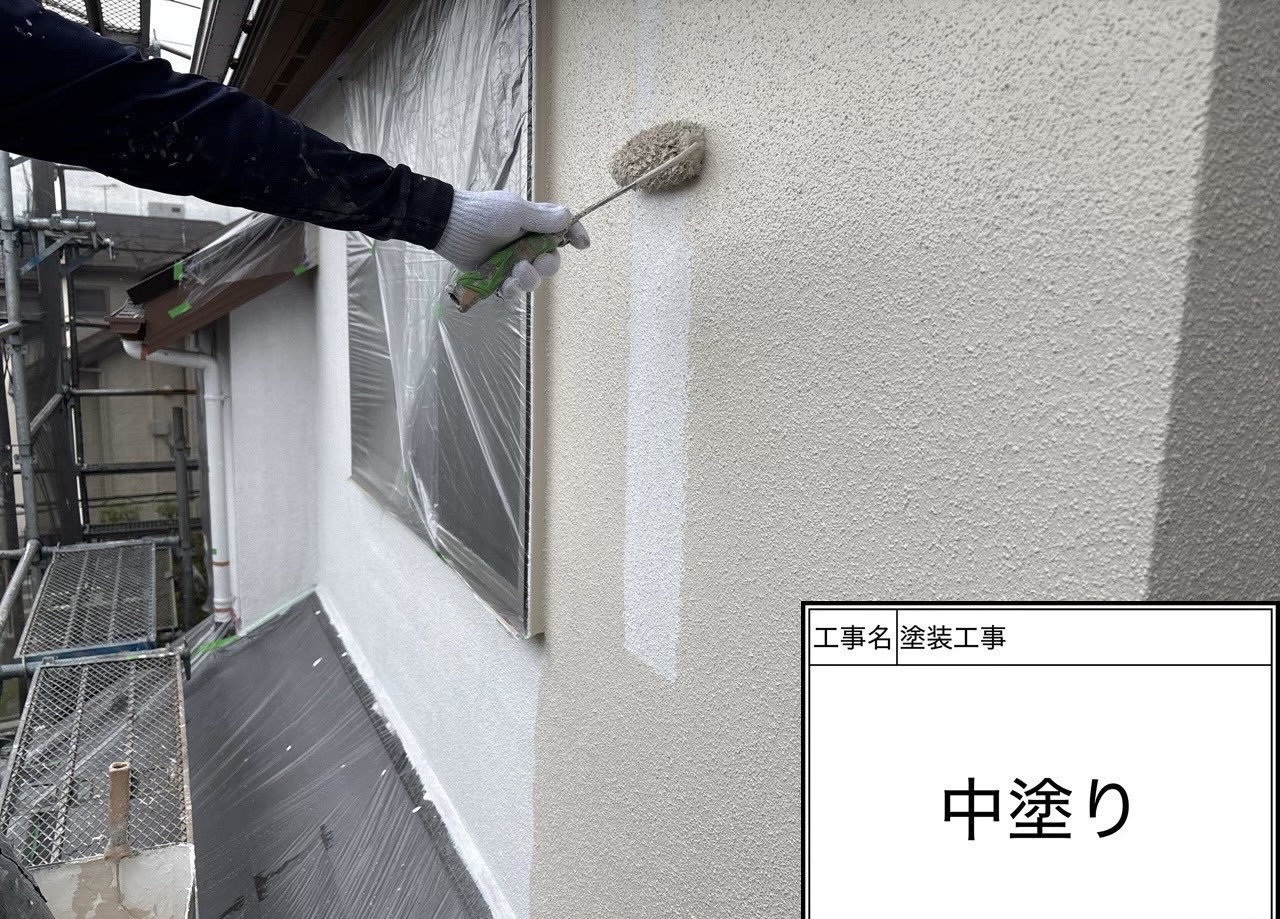 横浜市緑区｜外壁の中塗り（上塗り1回目）は“仕上げの精度”で塗る｜ダイナミックトップ艶消しKP-127🐳
