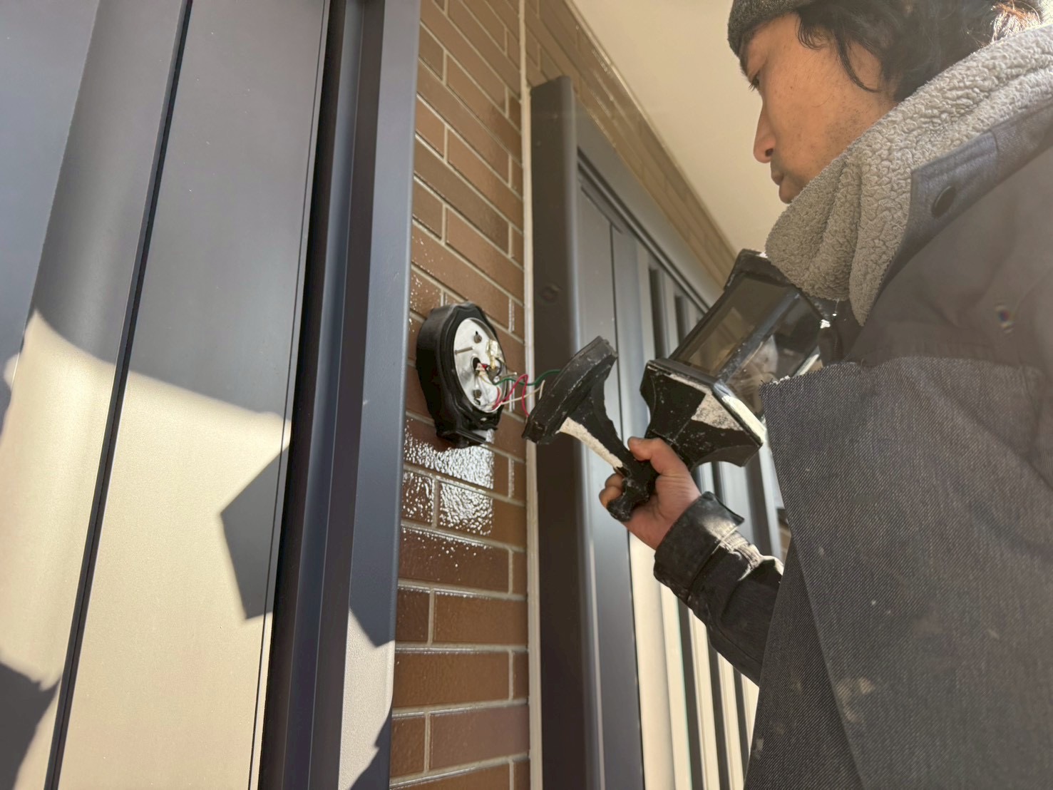 【横浜市旭区｜玄関まわりリフォーム】玄関灯交換だけで大丈夫？外壁塗装・雨漏り・防犯まで含めた“やる／やらない”の判断基準🚪