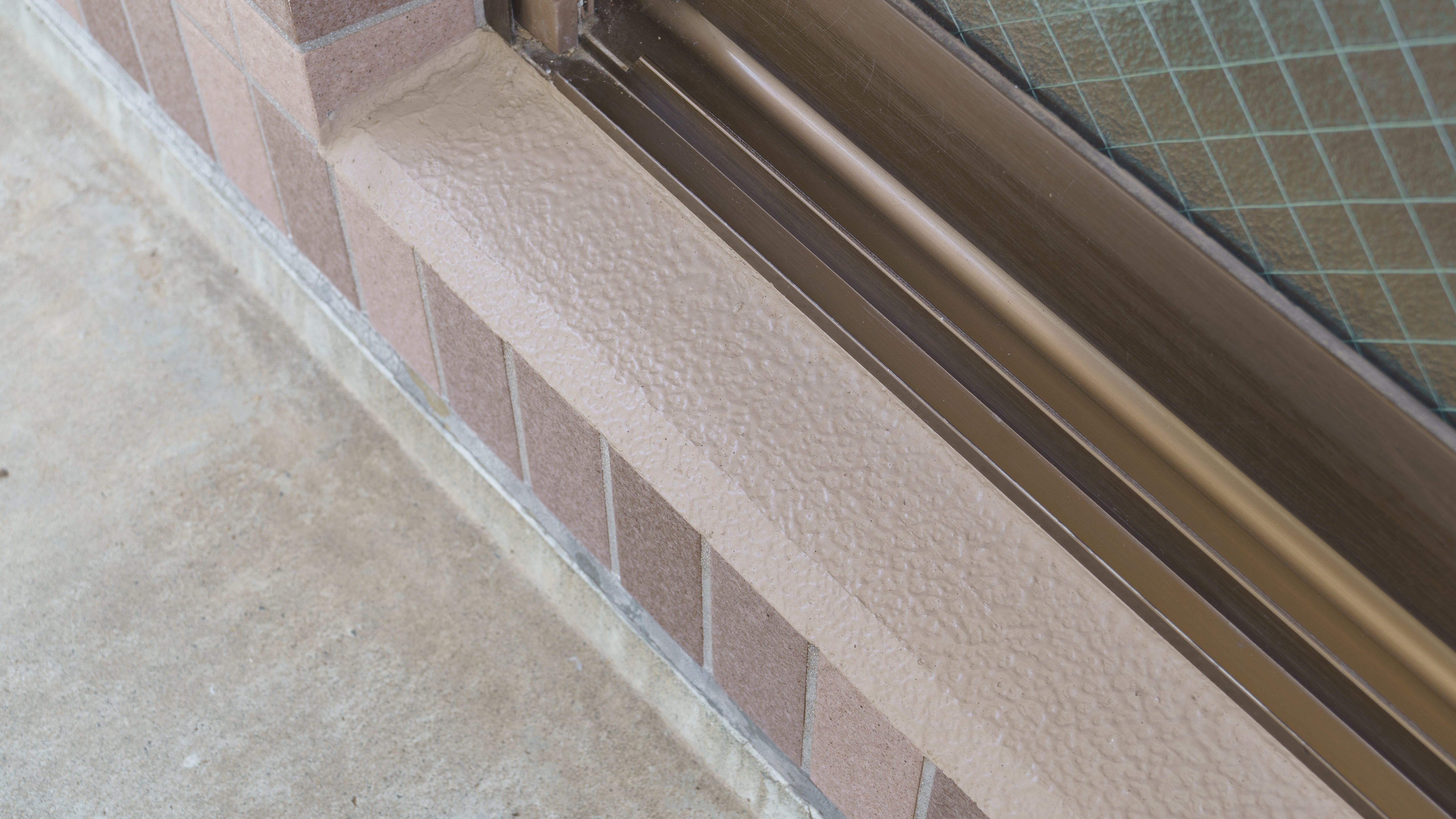 ベランダ手すり・サッシ廻りの防水ディテール｜横浜市で多い漏水ポイントを先回り対策