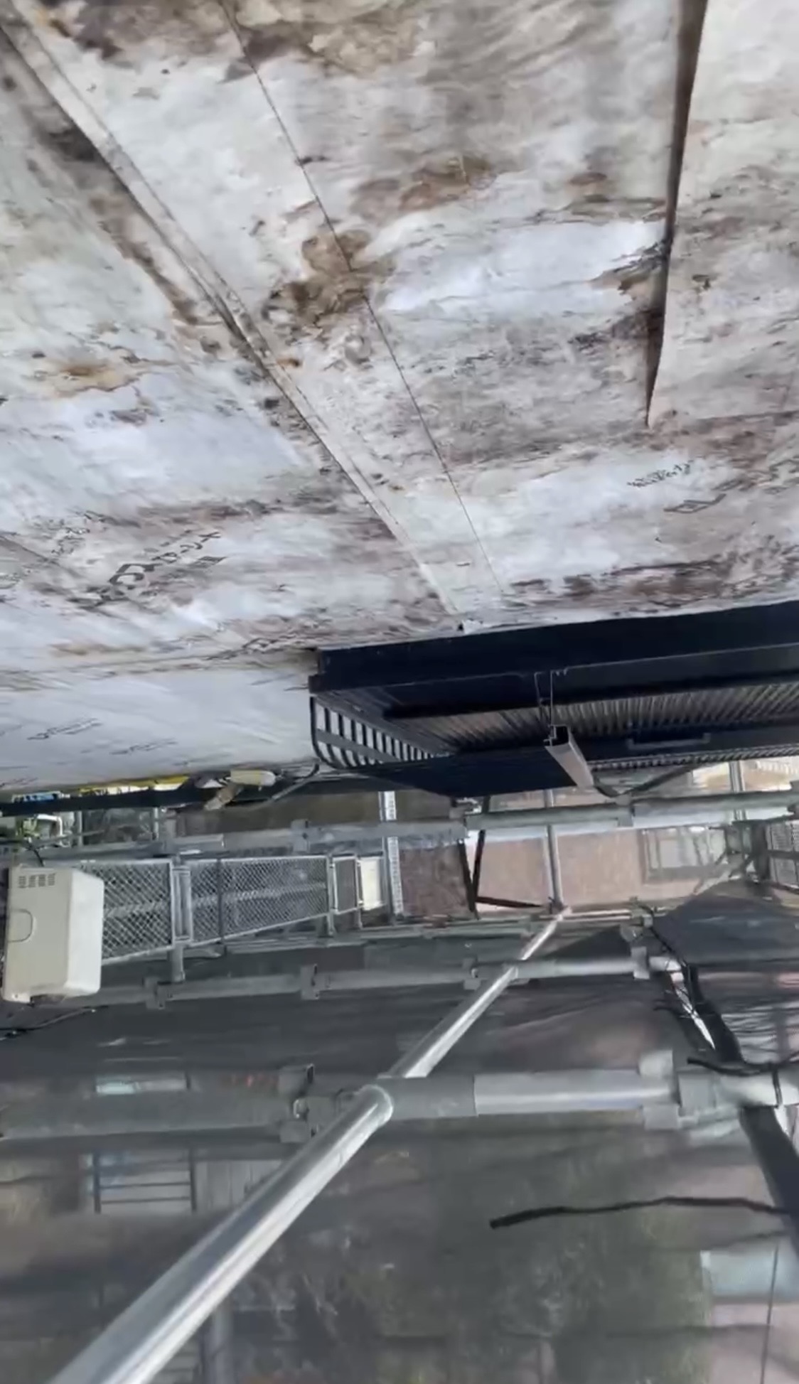 雨漏りは外より中で進む。散水調査→外壁撤去→貼り替えが必要になった理由🏞️