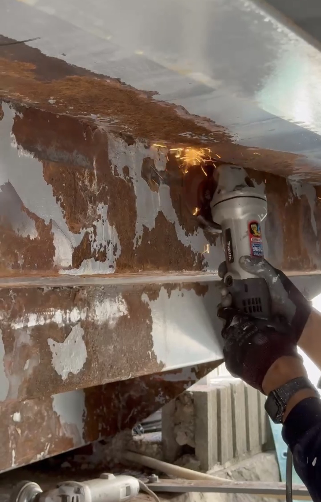 横浜市西区の鉄骨階段補修｜段裏腐食をケレン・溶接補強して塗装へ進んだ現場🐧