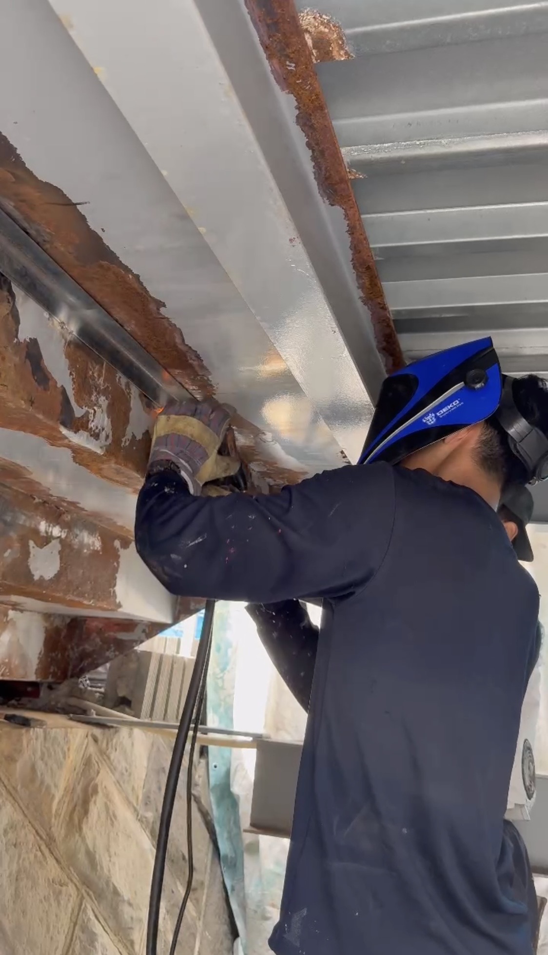 横浜市西区の鉄骨階段補修｜段裏腐食をケレン・溶接補強して塗装へ進んだ現場🐧