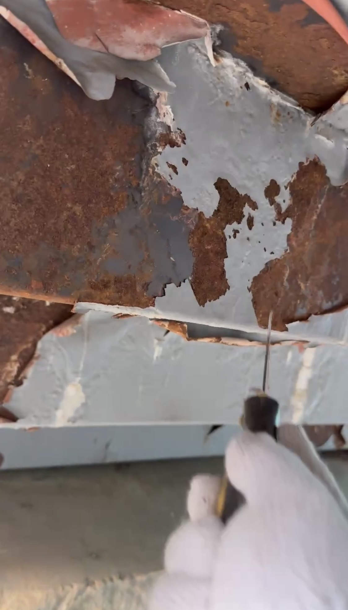 横浜市西区の鉄骨階段補修｜段裏腐食をケレン・溶接補強して塗装へ進んだ現場🐧