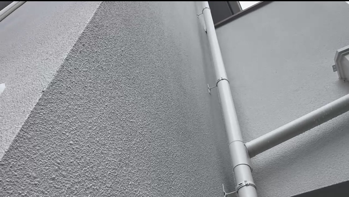 白い外壁はどう守るのか｜世田谷区で艶消し外壁・ダークグレー屋根・外構保護を行った施工事例🦄