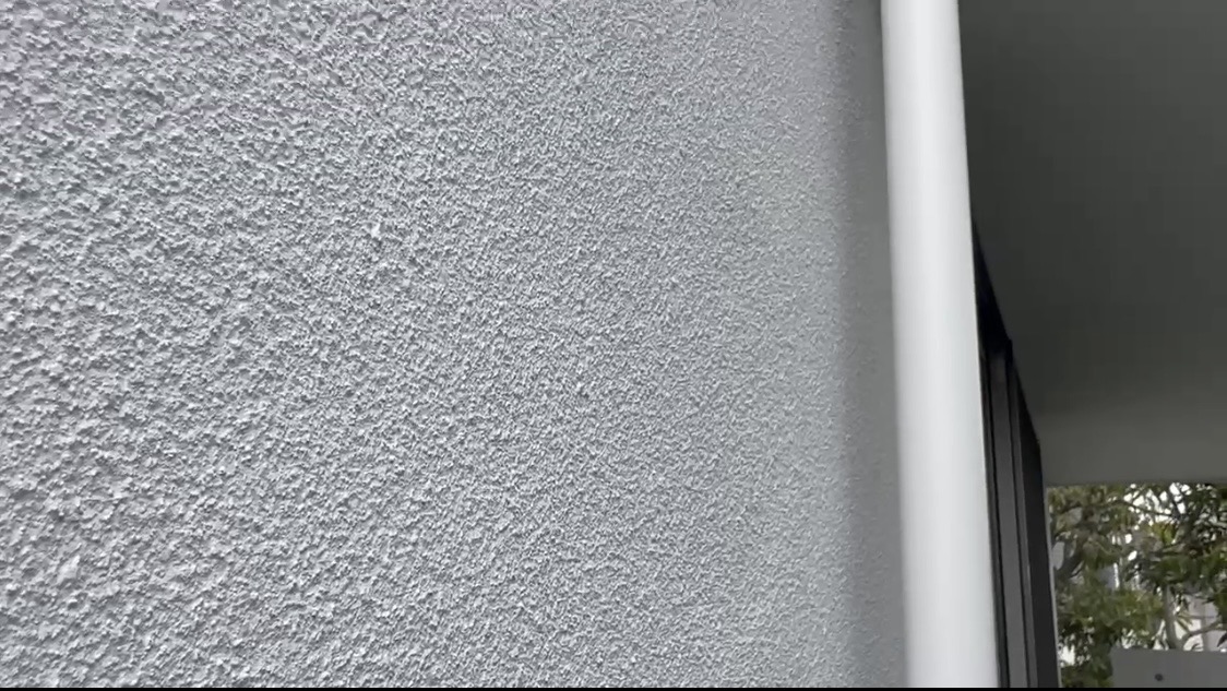 白い外壁はどう守るのか｜世田谷区で艶消し外壁・ダークグレー屋根・外構保護を行った施工事例🦄