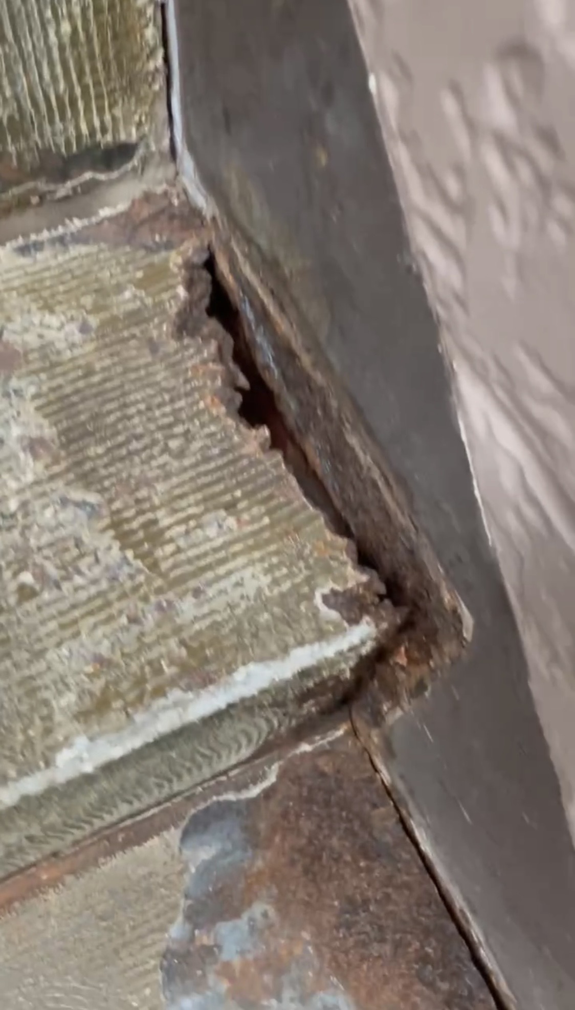 横浜市旭区のアパート鉄骨階段補修｜シート防水を撤去したら腐食で鉄部が欠損していた現場🐶