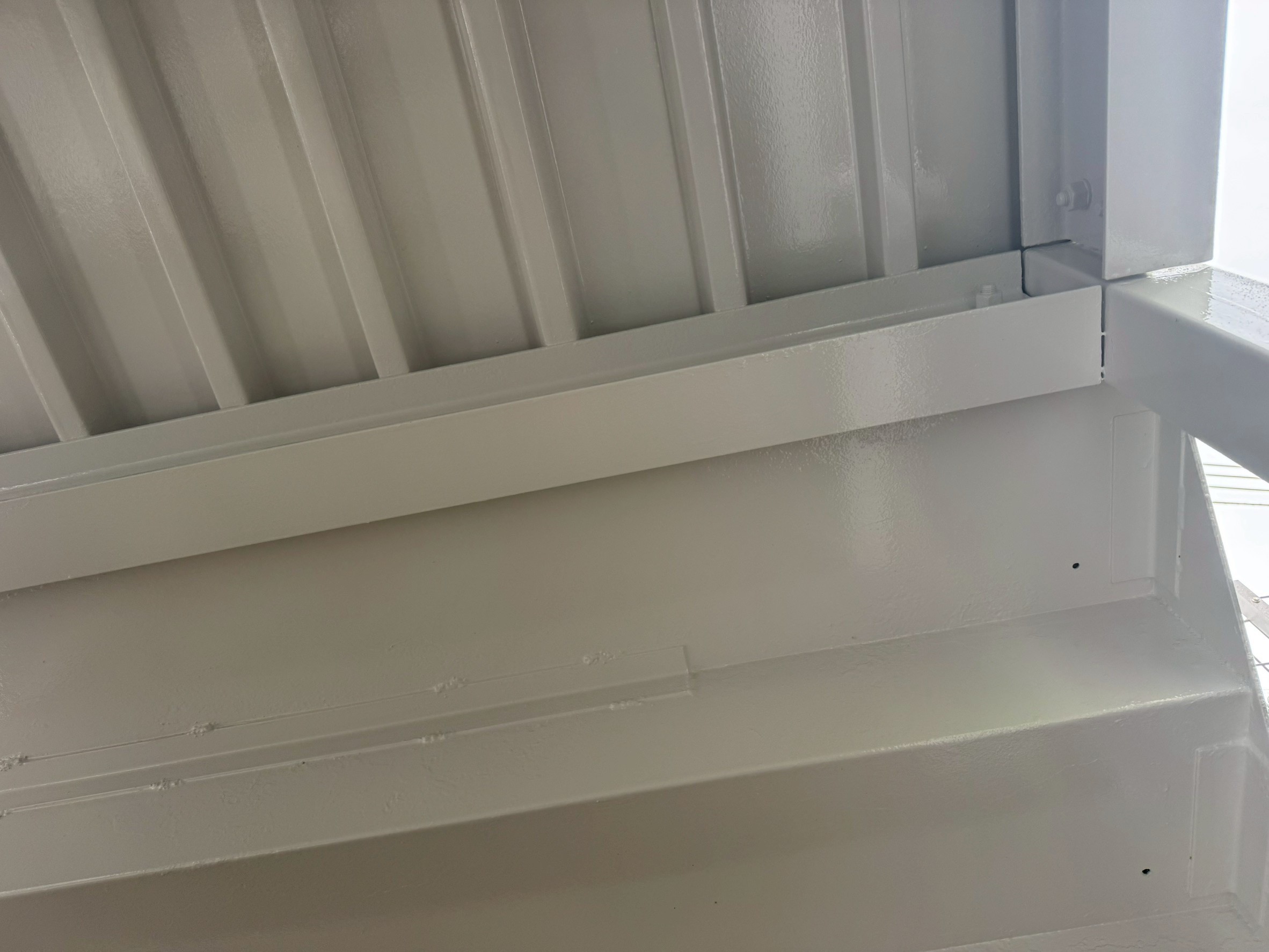 横浜市西区の鉄骨階段補修から3ヶ月後｜段裏溶接補強と塗装後の状態を点検しました🐻‍❄️