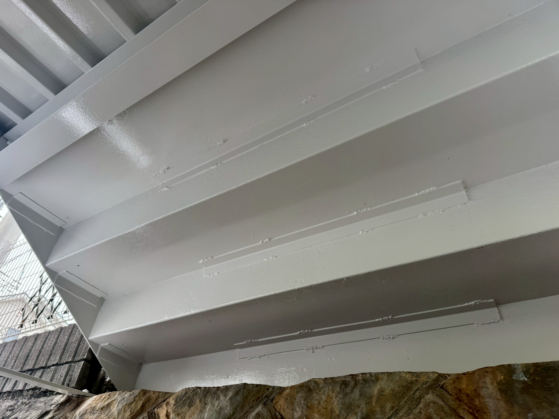 横浜市西区の鉄骨階段補修から3ヶ月後｜段裏溶接補強と塗装後の状態を点検しました🐻‍❄️