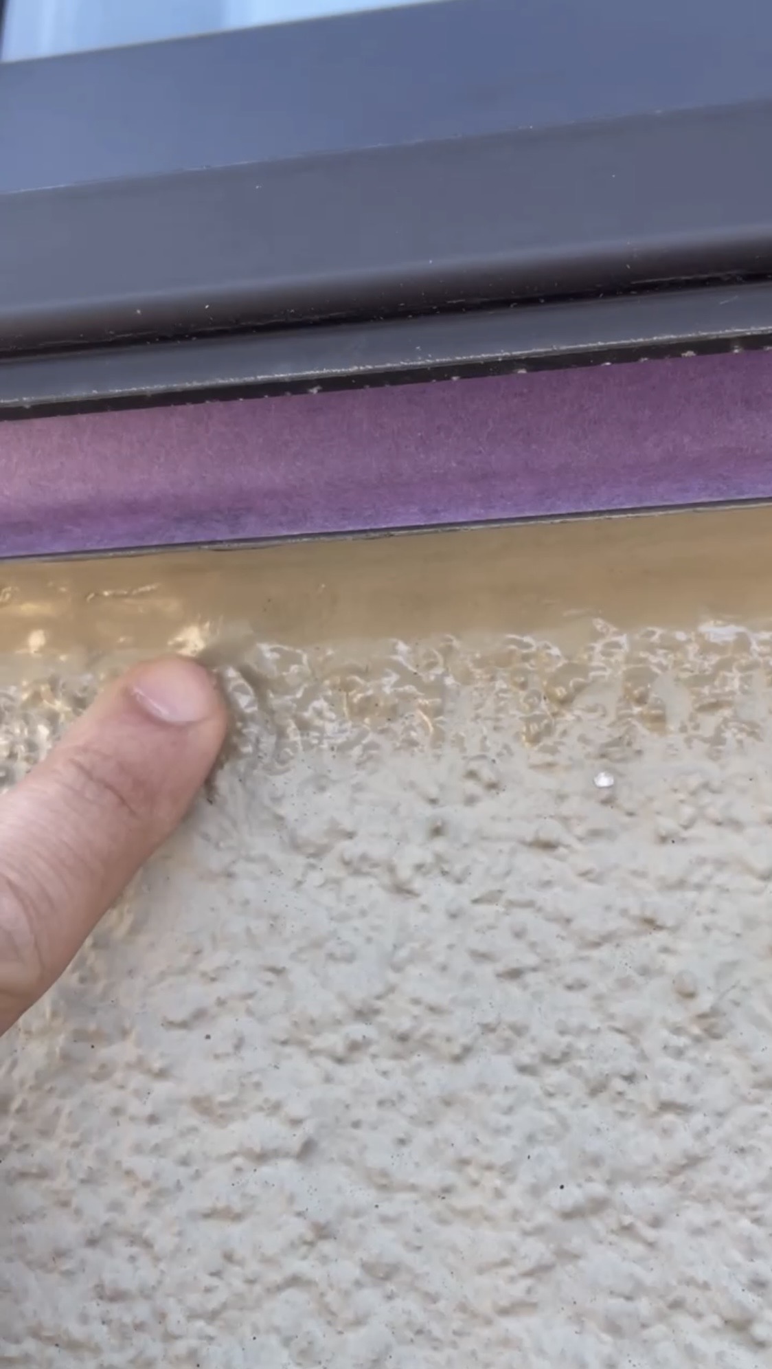 横浜市旭区のモルタル外壁で塗装後に黒ずみと膨れ｜原因はサッシまわりの既存シーリング不良でした🐡