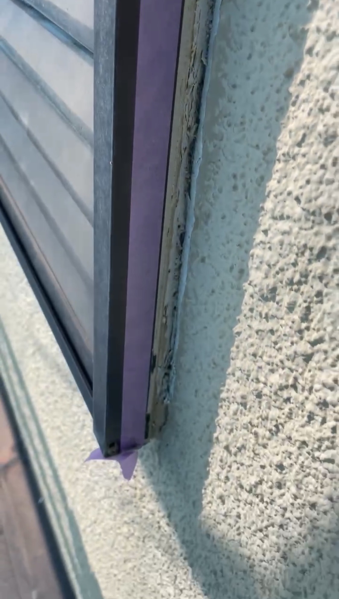 横浜市旭区のモルタル外壁で塗装後に黒ずみと膨れ｜原因はサッシまわりの既存シーリング不良でした🐡