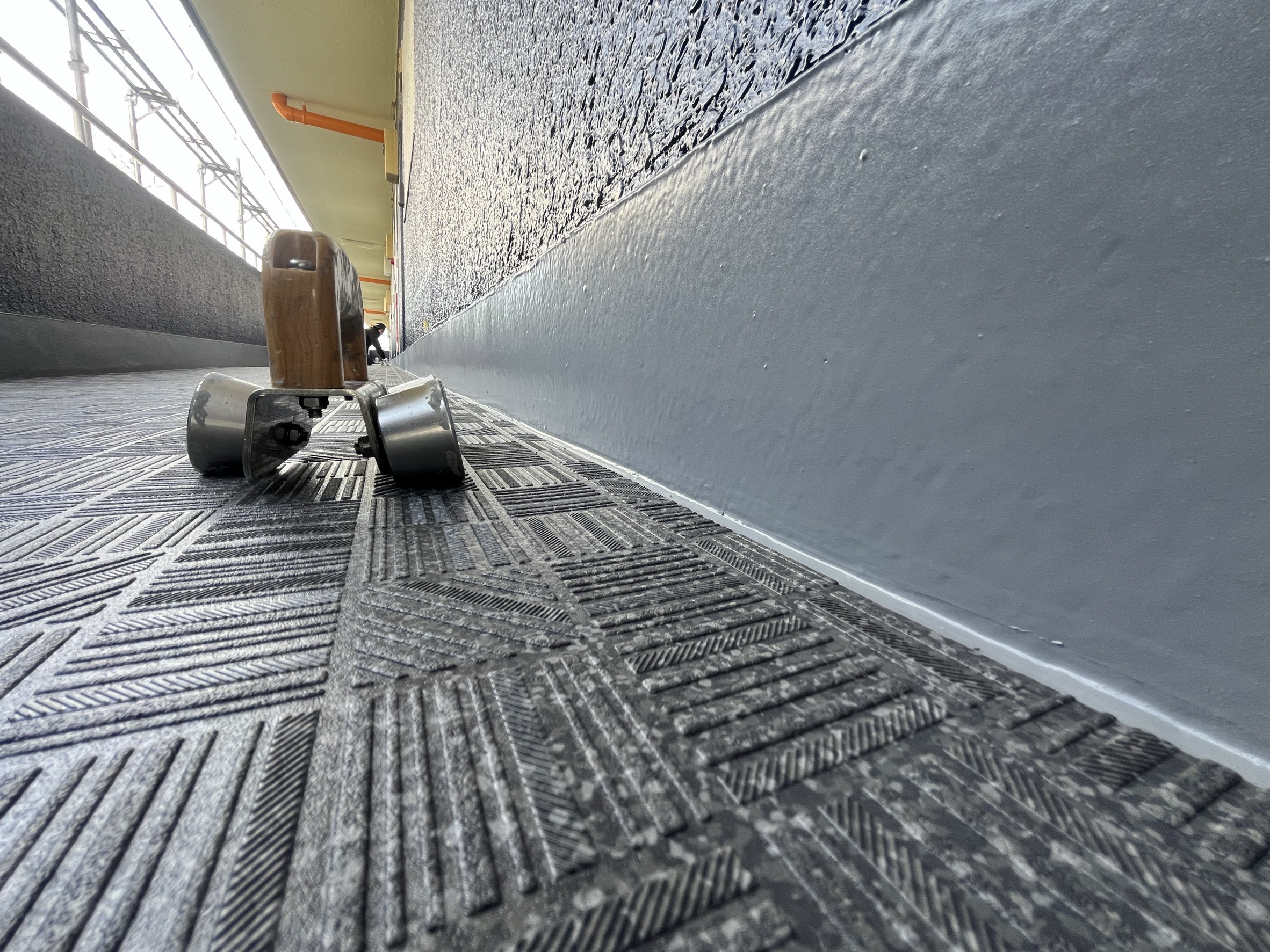 RC床に長尺シートを検討中の方へ｜アパート・マンション共用廊下で貼る前に見ないとズレるポイント🏙️