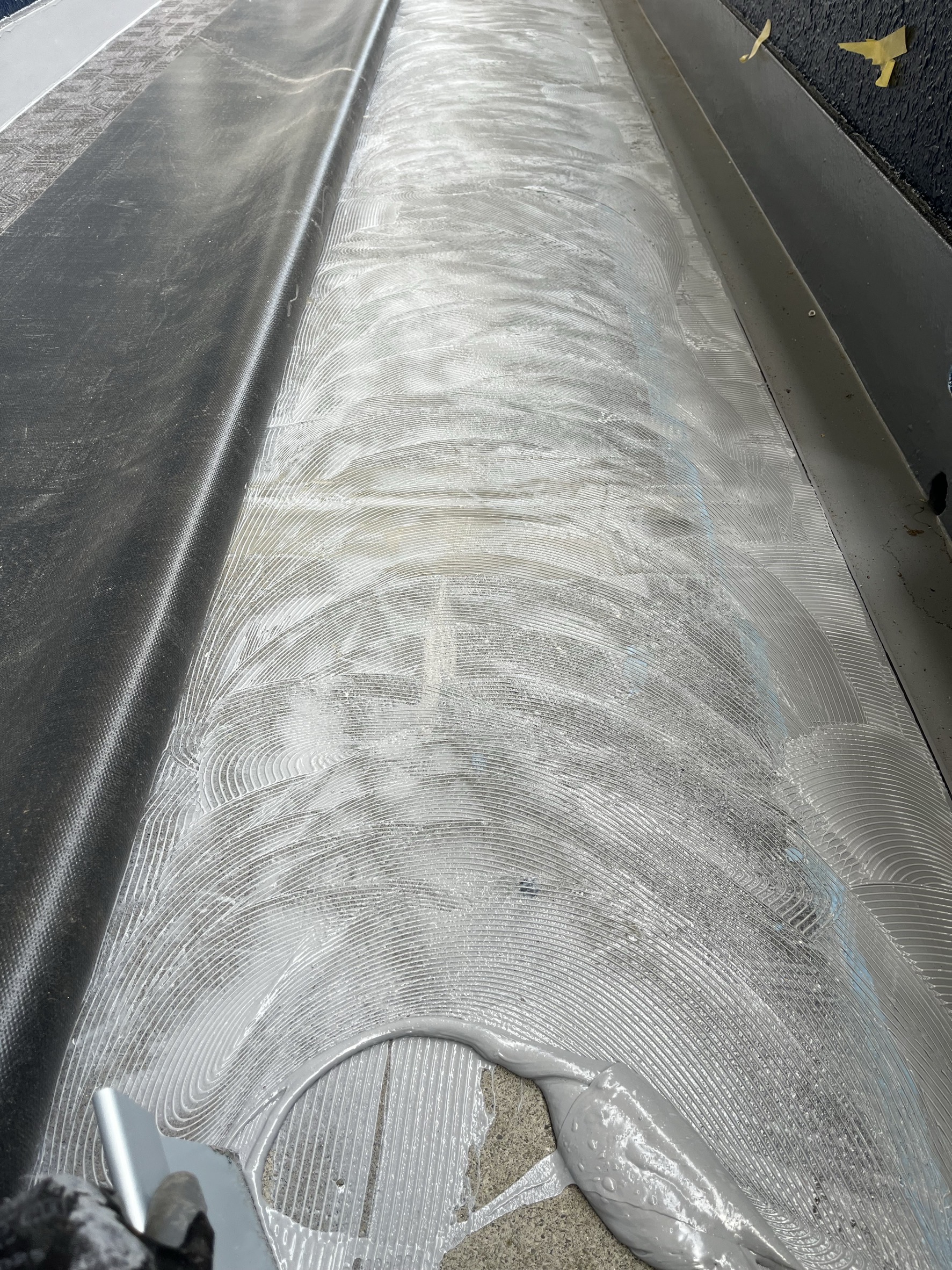 RC床に長尺シートを検討中の方へ｜アパート・マンション共用廊下で貼る前に見ないとズレるポイント🏙️