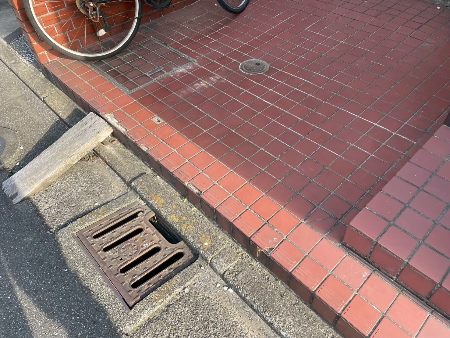 横浜市旭区でサイディング外壁の雨漏りにお困りの方へ。塗装の前に“目地と取り合い”を見た方がいい理由✍️