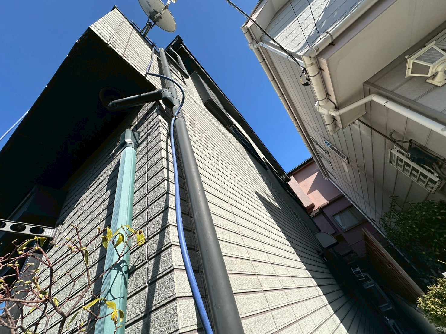 横浜市旭区｜「30年持つ」と聞いた家でも油断しない。春の点検で見える防水と外壁のズレ🐮