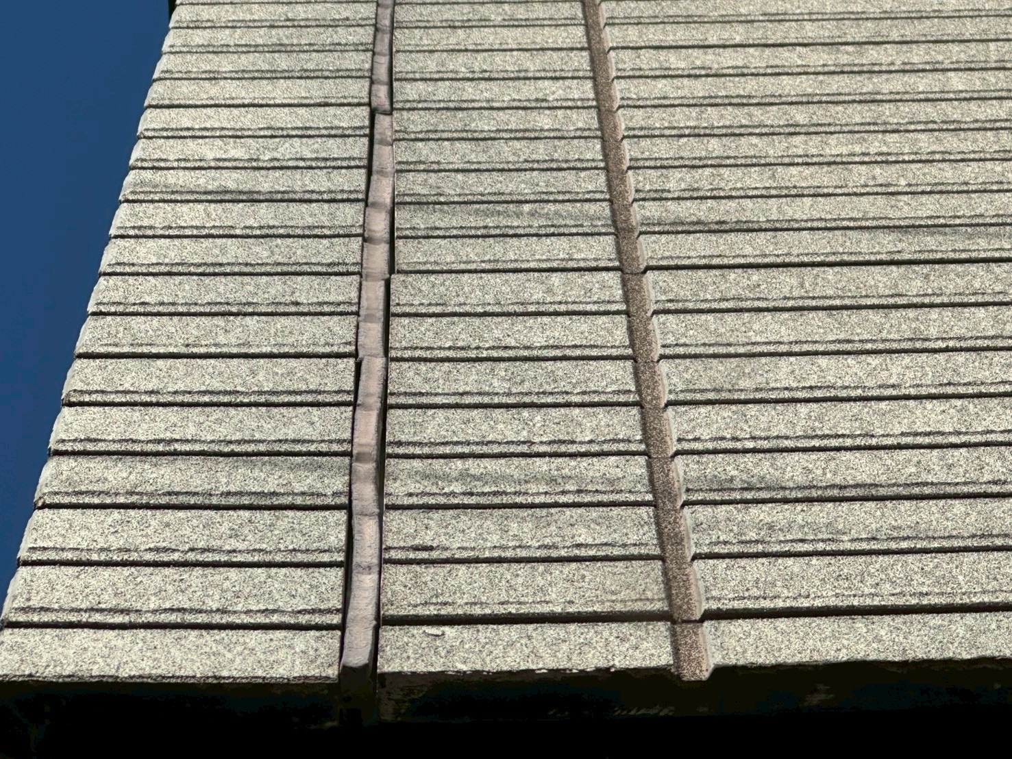 横浜市旭区｜「30年持つ」と聞いた家でも油断しない。春の点検で見える防水と外壁のズレ🐮