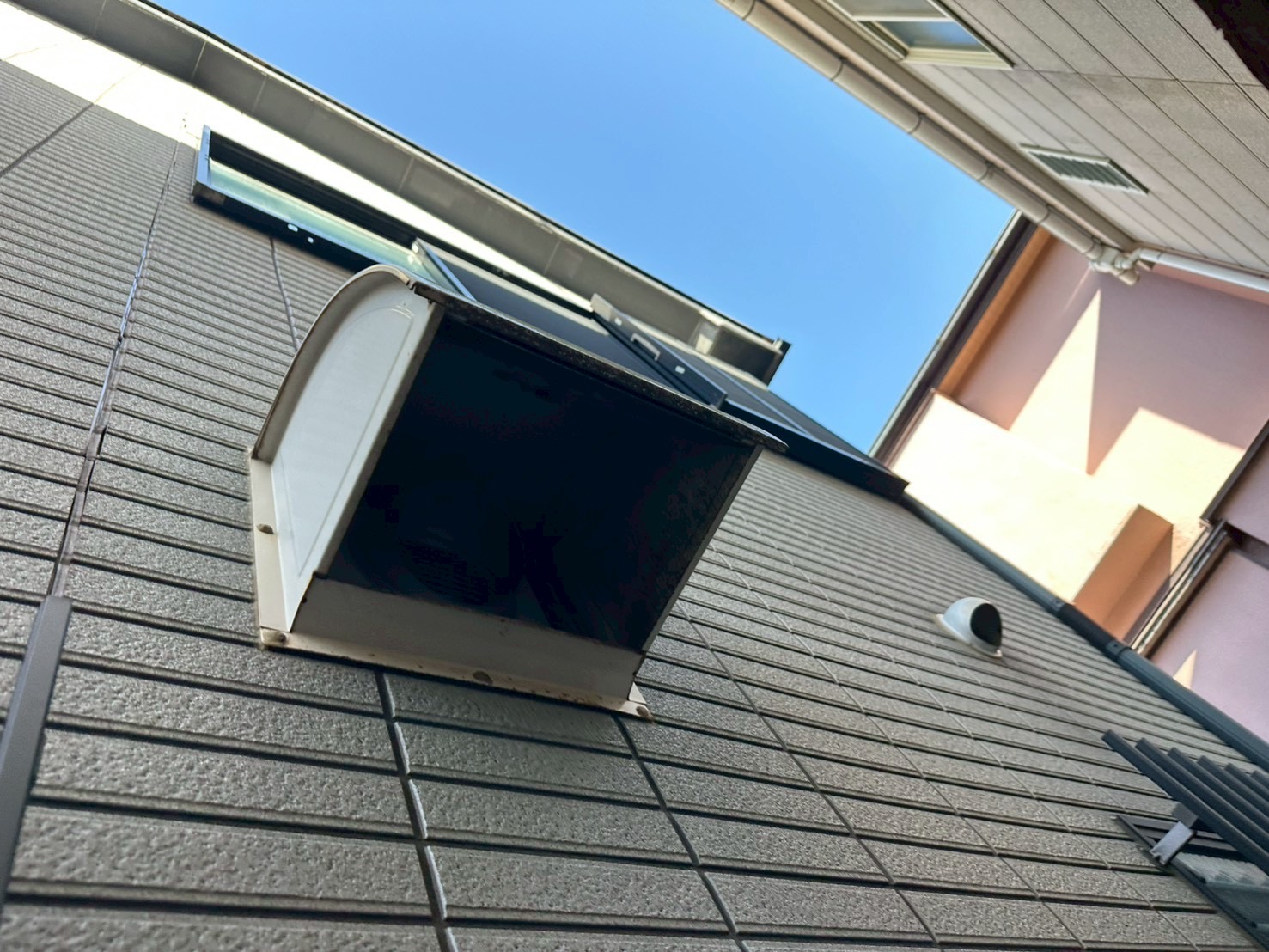 横浜市旭区｜「30年持つ」と聞いた家でも油断しない。春の点検で見える防水と外壁のズレ🐮