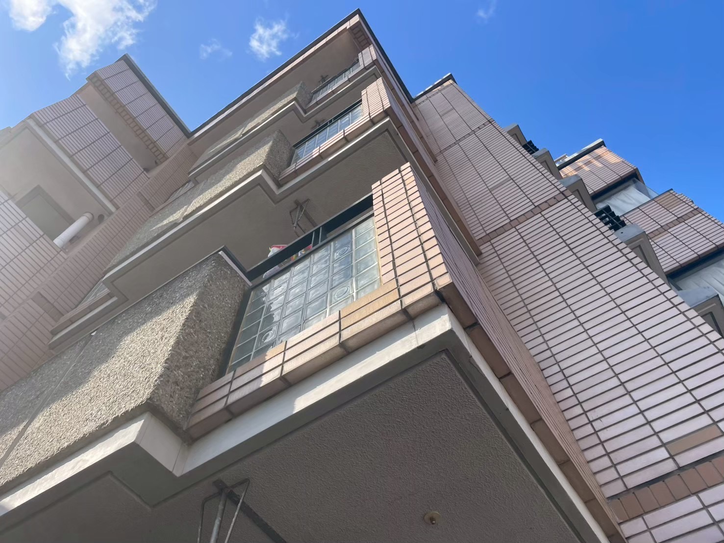 横浜市旭区｜アパート・マンションの雨漏りは、屋上だけ見ていると外すことがあります。現場調査で先に見た場所🐈