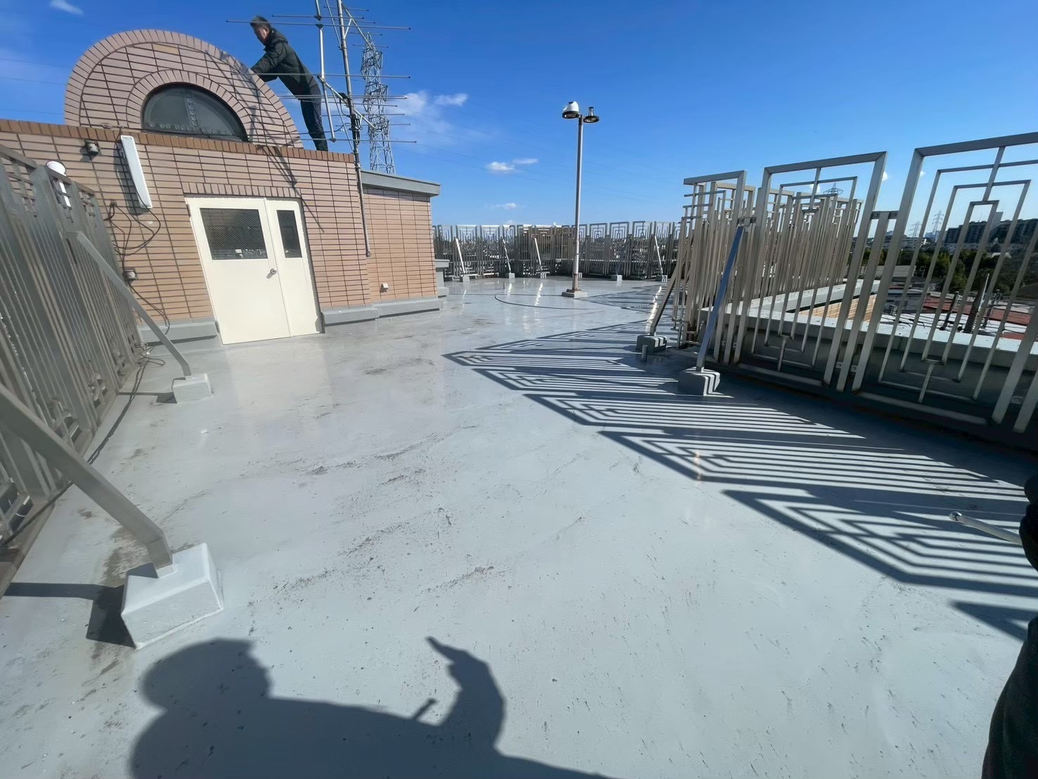 横浜市旭区｜アパート・マンションの雨漏りは、屋上だけ見ていると外すことがあります。現場調査で先に見た場所🐈