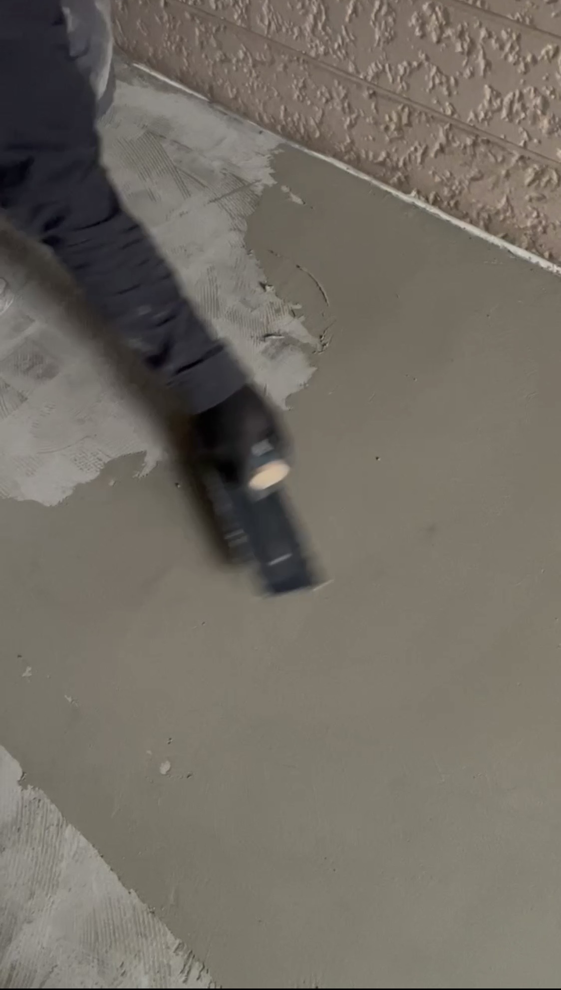 横浜市旭区｜長尺シートを貼る前に止まりたい。共用廊下で見落としやすい下地不良の見分け方👨‍🚀