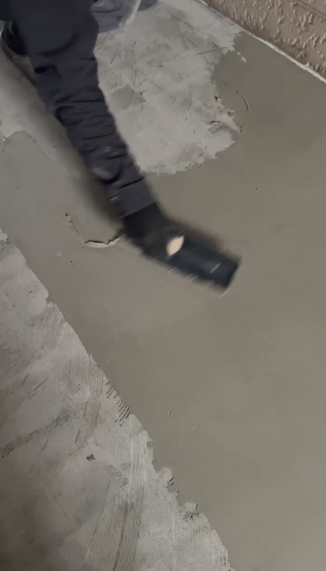 横浜市旭区｜長尺シートを貼る前に止まりたい。共用廊下で見落としやすい下地不良の見分け方👨‍🚀