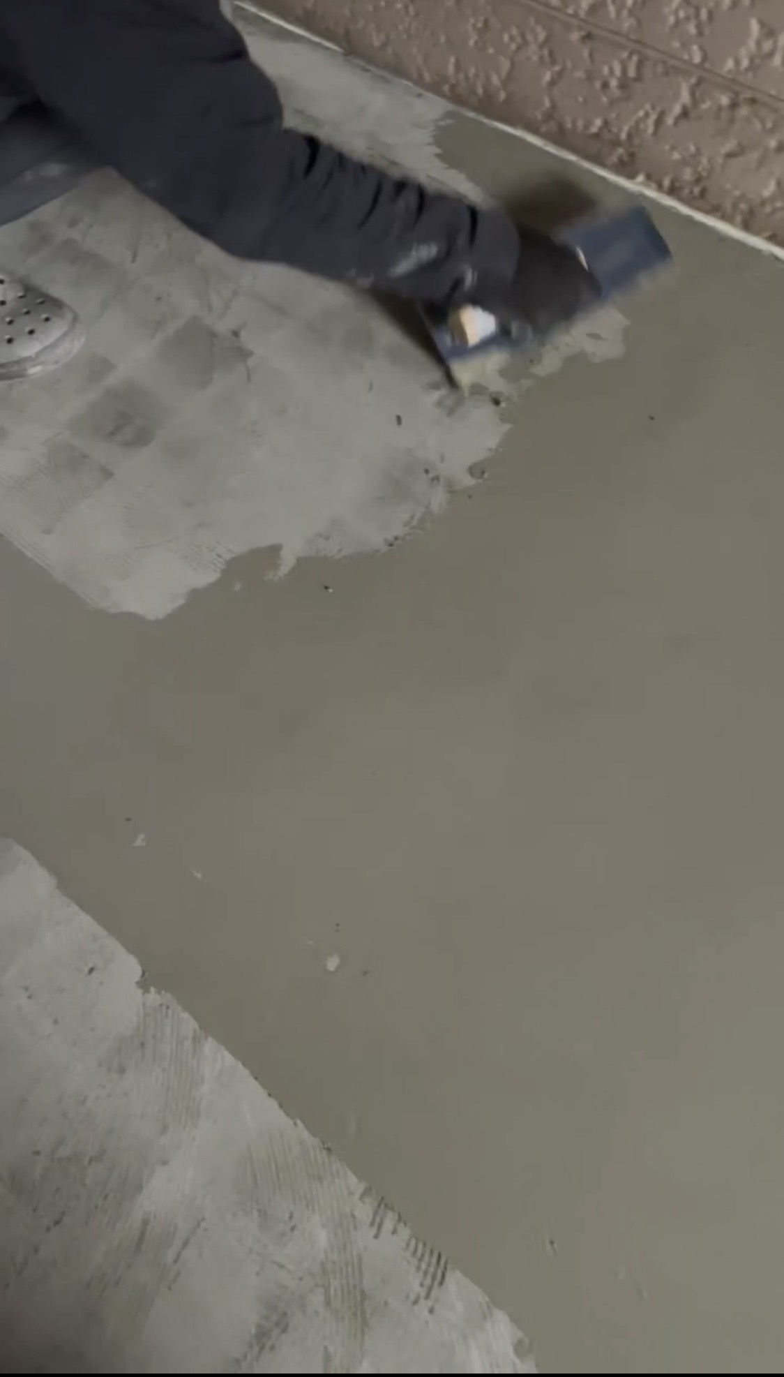 横浜市旭区｜長尺シートを貼る前に止まりたい。共用廊下で見落としやすい下地不良の見分け方👨‍🚀