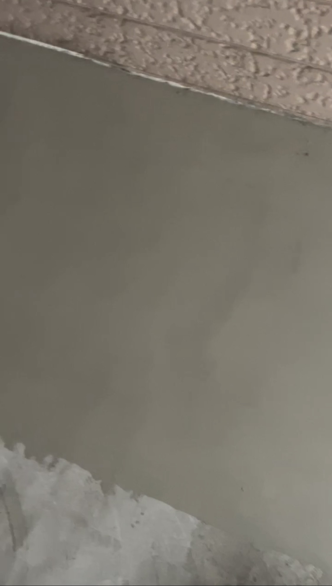 横浜市旭区｜長尺シートを貼る前に止まりたい。共用廊下で見落としやすい下地不良の見分け方👨‍🚀