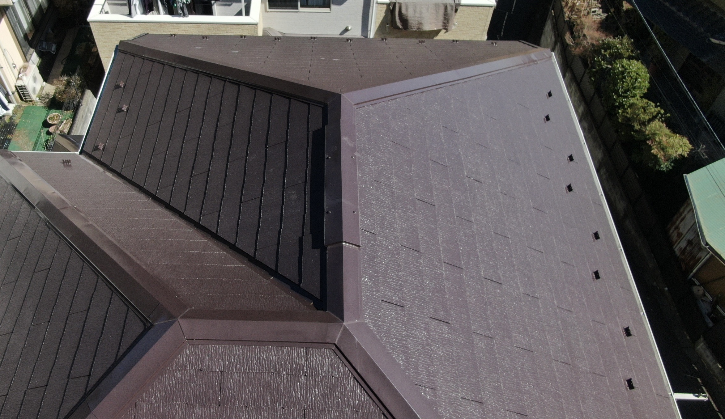 横浜市旭区｜一年点検で見えた差。難付着系サイディングでも、ラインはここまで真っ直ぐ残ります🐱