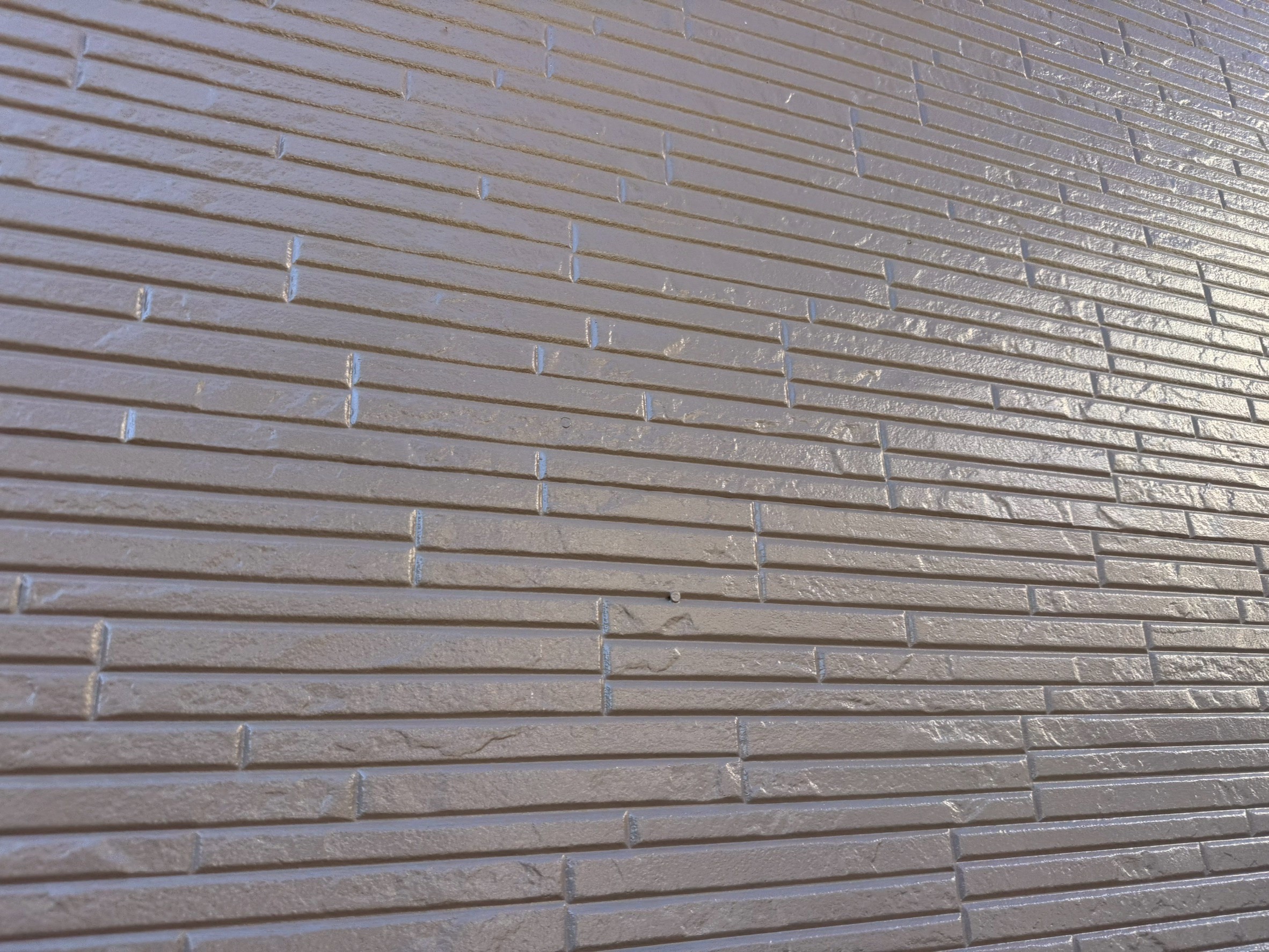 横浜市旭区｜一年点検で見えた差。難付着系サイディングでも、ラインはここまで真っ直ぐ残ります🐱