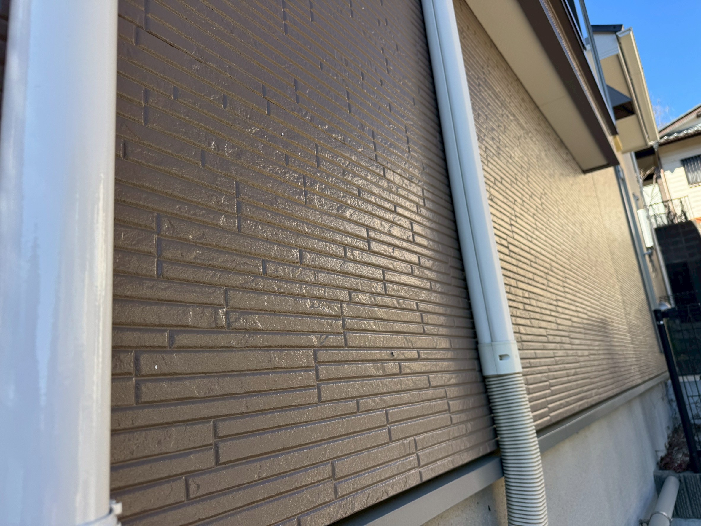 横浜市旭区｜一年点検で見えた差。難付着系サイディングでも、ラインはここまで真っ直ぐ残ります🐱
