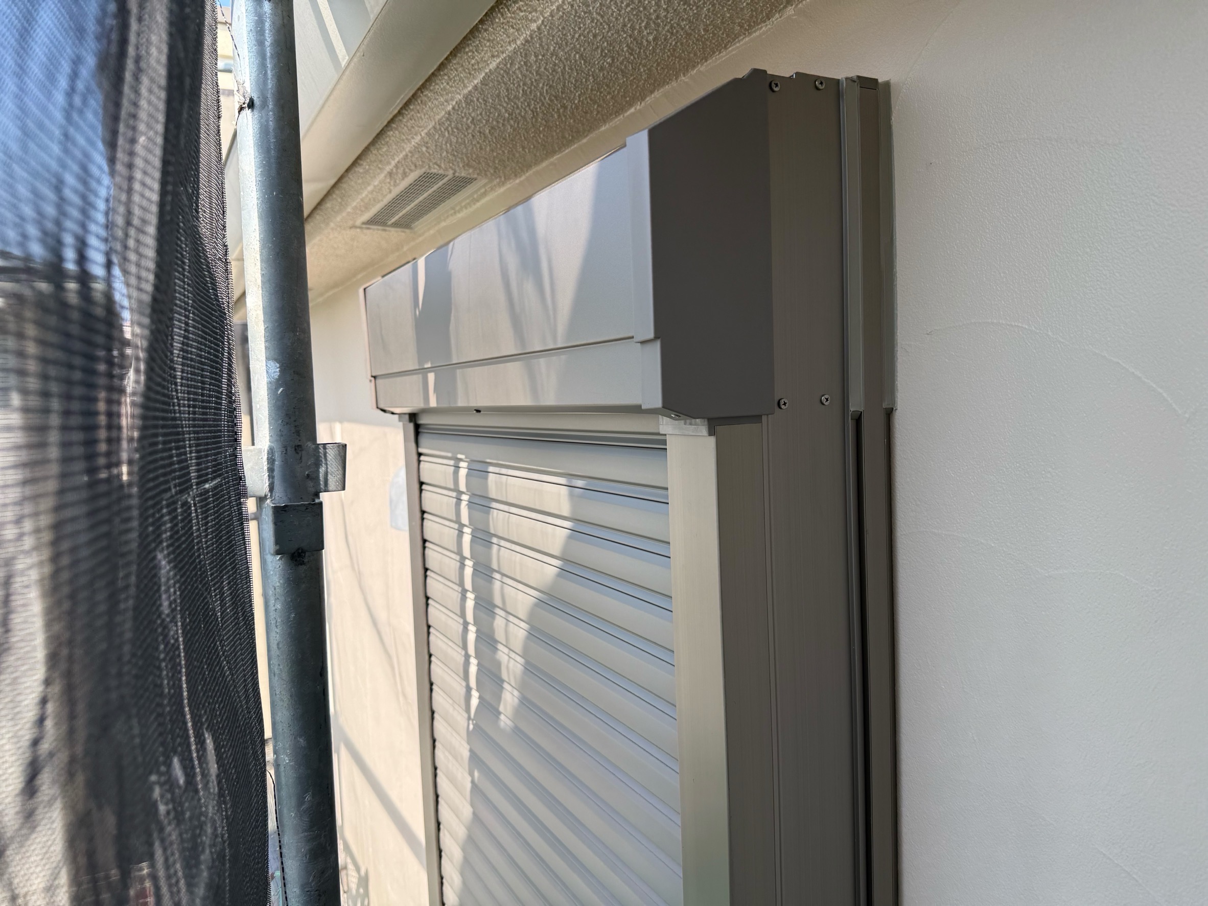 横浜市旭区｜後付けシャッターの前に止まりたい。窓まわりの雨漏りは、何を先に調べて、どこから直すか🐓